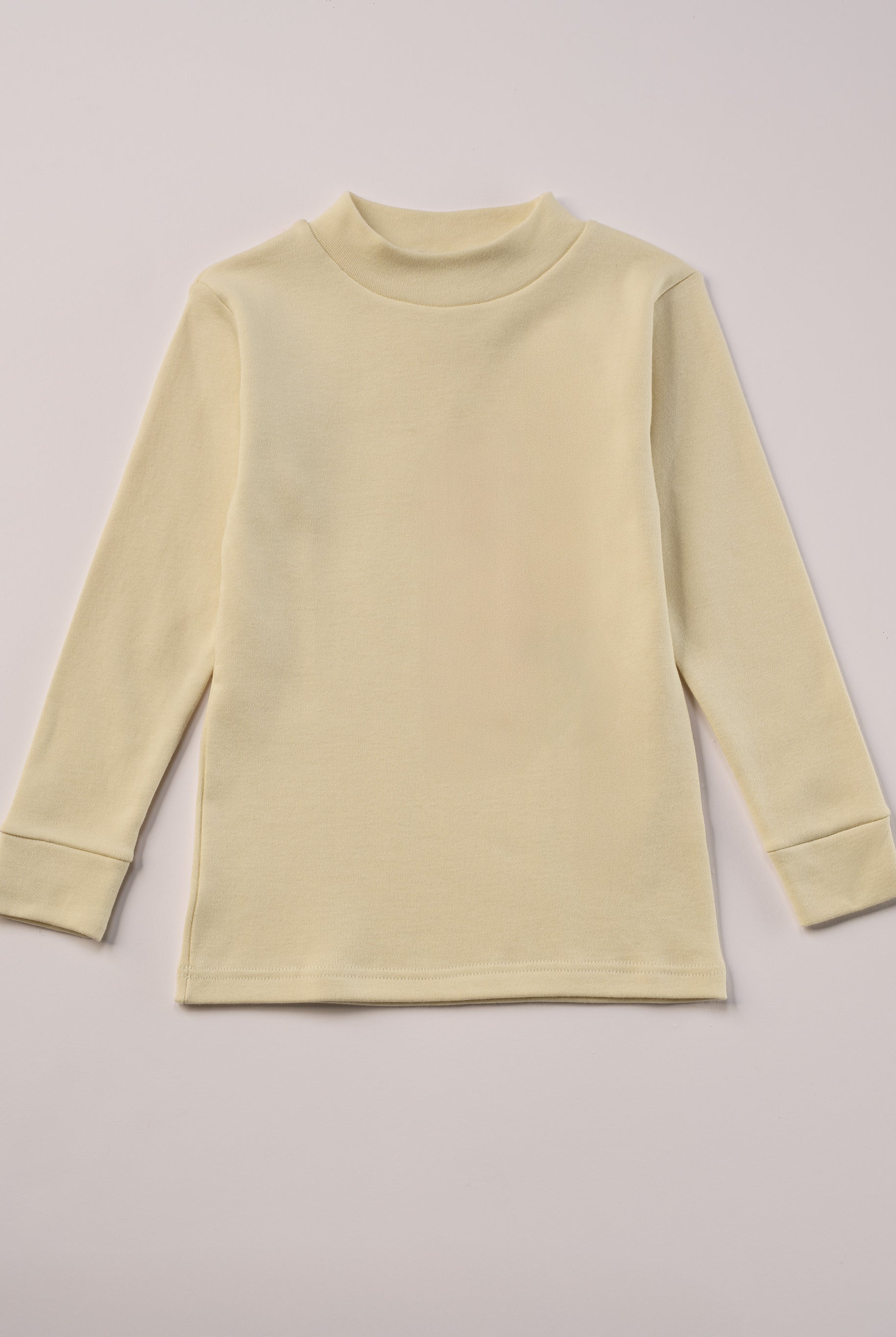 Für aktive Kinder und empfindliche Haut.
Dieses beige Langarmshirt mit Stehkragen besteht aus hochwertiger, sanft gefärbter und schonend gebleichter organischer Baumwolle aus Italien. Es vereint angenehme Weichheit, Feuchtigkeitsaufnahme und hohen Tragekomfort durch die weiche Flanell-Innenseite. Perfekt für Kita, Schule und jeden Tag.Ein vielseitiges Basic für jede gut durchdachte Grundausstattung.