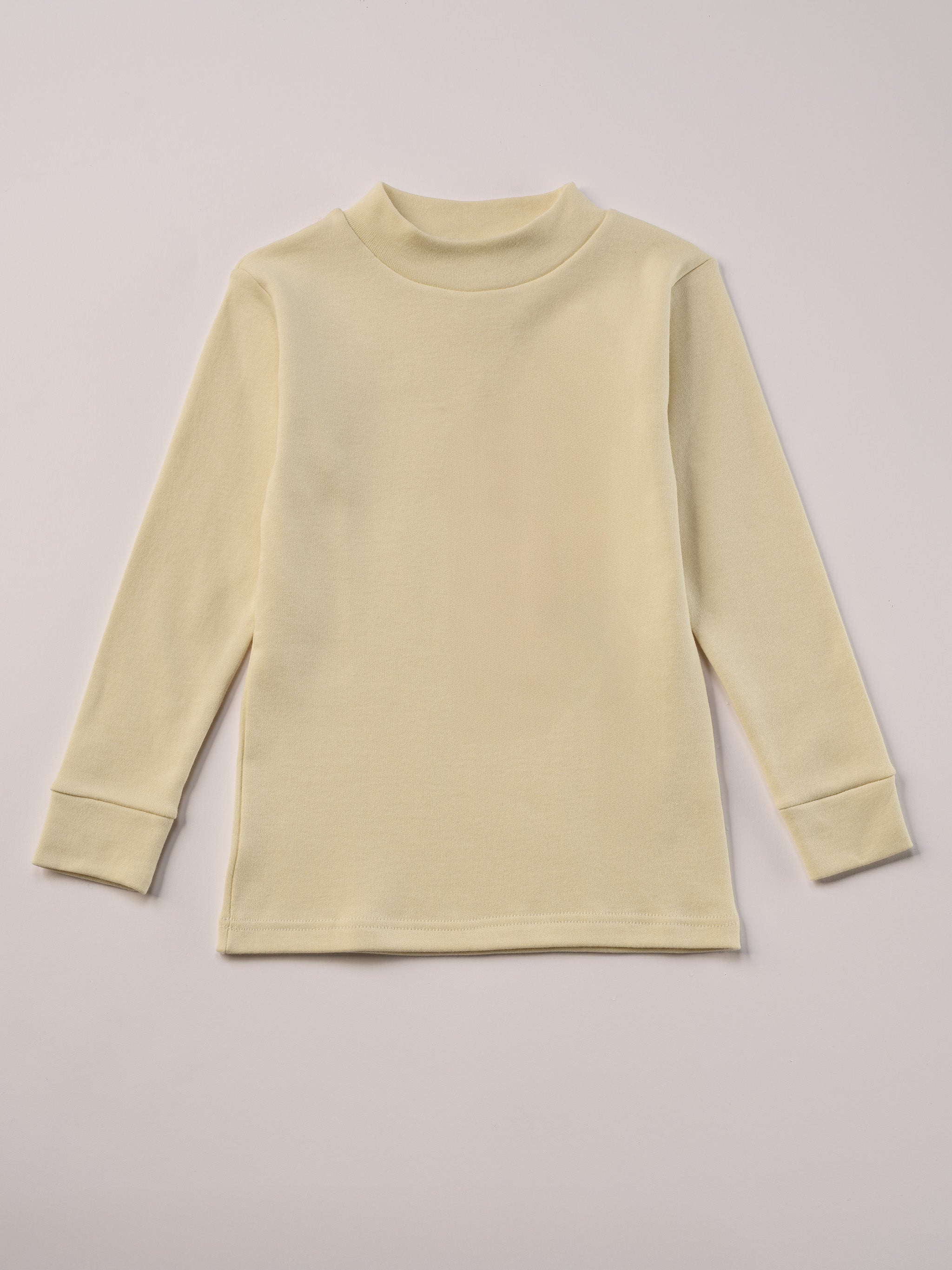 Für aktive Kinder und empfindliche Haut.
Dieses beige Langarmshirt mit Stehkragen besteht aus hochwertiger, sanft gefärbter und schonend gebleichter organischer Baumwolle aus Italien. Es vereint angenehme Weichheit, Feuchtigkeitsaufnahme und hohen Tragekomfort durch die weiche Flanell-Innenseite. Perfekt für Kita, Schule und jeden Tag.Ein vielseitiges Basic für jede gut durchdachte Grundausstattung.