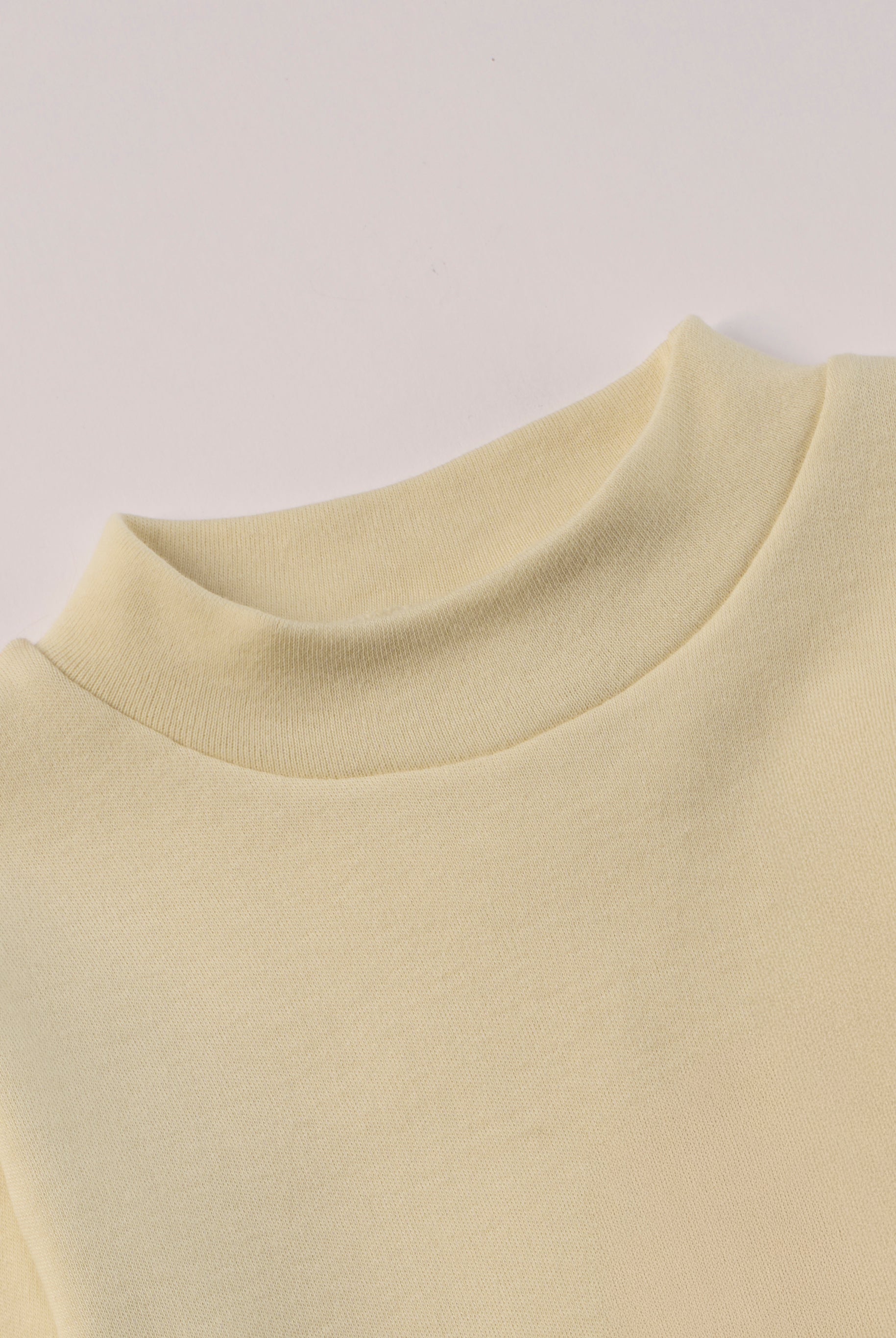 Für aktive Kinder und empfindliche Haut.
Dieses beige Langarmshirt mit Stehkragen besteht aus hochwertiger, sanft gefärbter und schonend gebleichter organischer Baumwolle aus Italien. Es vereint angenehme Weichheit, Feuchtigkeitsaufnahme und hohen Tragekomfort durch die weiche Flanell-Innenseite. Perfekt für Kita, Schule und jeden Tag.Ein vielseitiges Basic für jede gut durchdachte Grundausstattung.