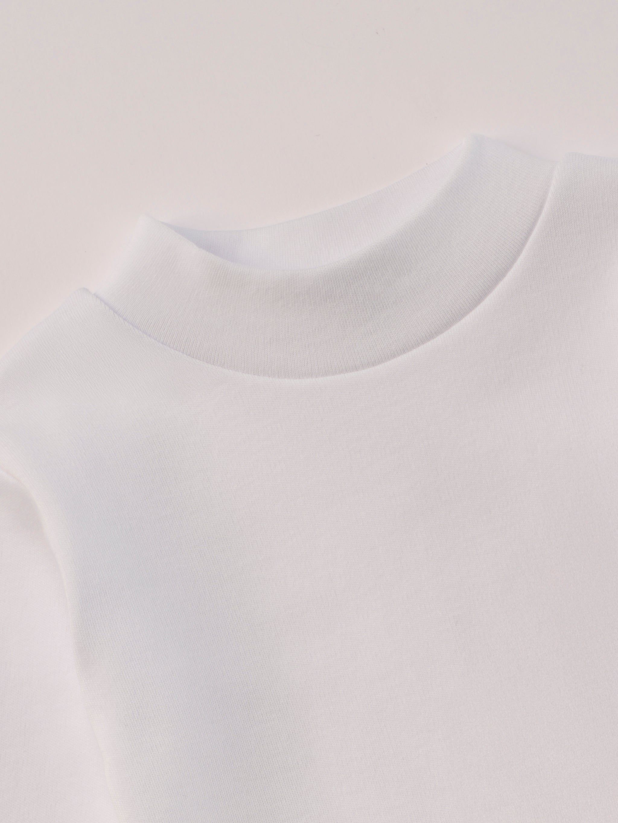 Für aktive Kinder und empfindliche Haut.
Dieses weiße Langarmshirt mit Stehkragen besteht aus hochwertiger, sanft gefärbter und schonend gebleichter organischer Baumwolle aus Italien. Es vereint angenehme Weichheit, Feuchtigkeitsaufnahme und hohen Tragekomfort durch die weiche Flanell-Innenseite. Perfekt für Kita, Schule und jeden Tag.Ein vielseitiges Basic für jede gut durchdachte Grundausstattung.