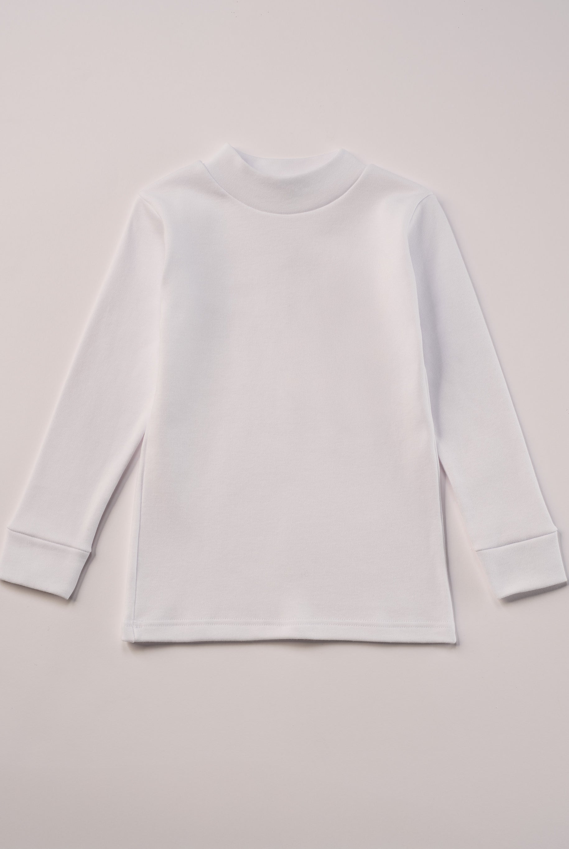 Für aktive Kinder und empfindliche Haut.
Dieses weiße Langarmshirt mit Stehkragen besteht aus hochwertiger, sanft gefärbter und schonend gebleichter organischer Baumwolle aus Italien. Es vereint angenehme Weichheit, Feuchtigkeitsaufnahme und hohen Tragekomfort durch die weiche Flanell-Innenseite. Perfekt für Kita, Schule und jeden Tag.Ein vielseitiges Basic für jede gut durchdachte Grundausstattung.