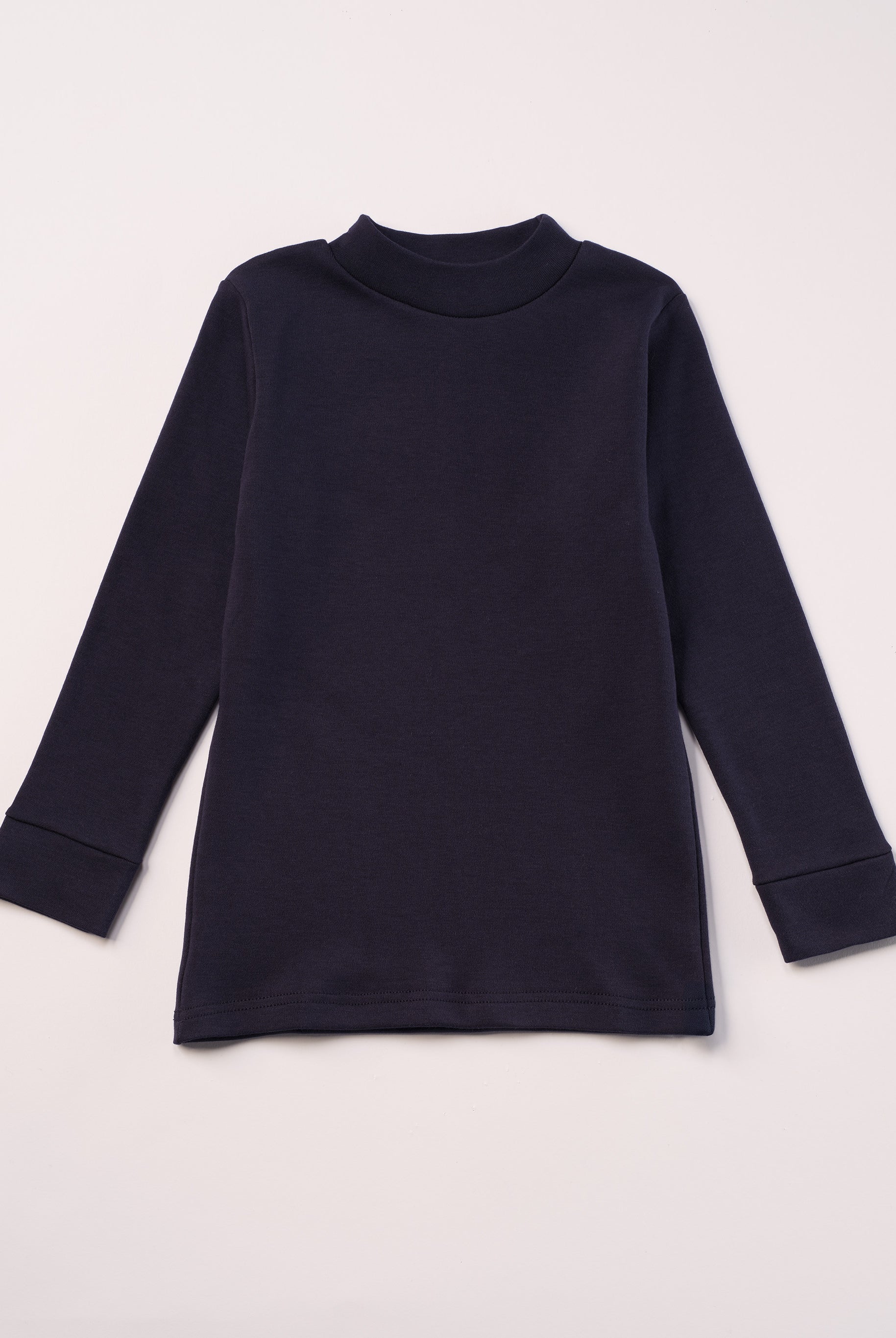 Für aktive Kinder und empfindliche Haut.
Dieses blaue Langarmshirt mit Stehkragen besteht aus hochwertiger, sanft gefärbter und schonend gebleichter organischer Baumwolle aus Italien. Es vereint angenehme Weichheit, Feuchtigkeitsaufnahme und hohen Tragekomfort durch die weiche Flanell-Innenseite. Perfekt für Kita, Schule und jeden Tag.Ein vielseitiges Basic für jede gut durchdachte Grundausstattung.