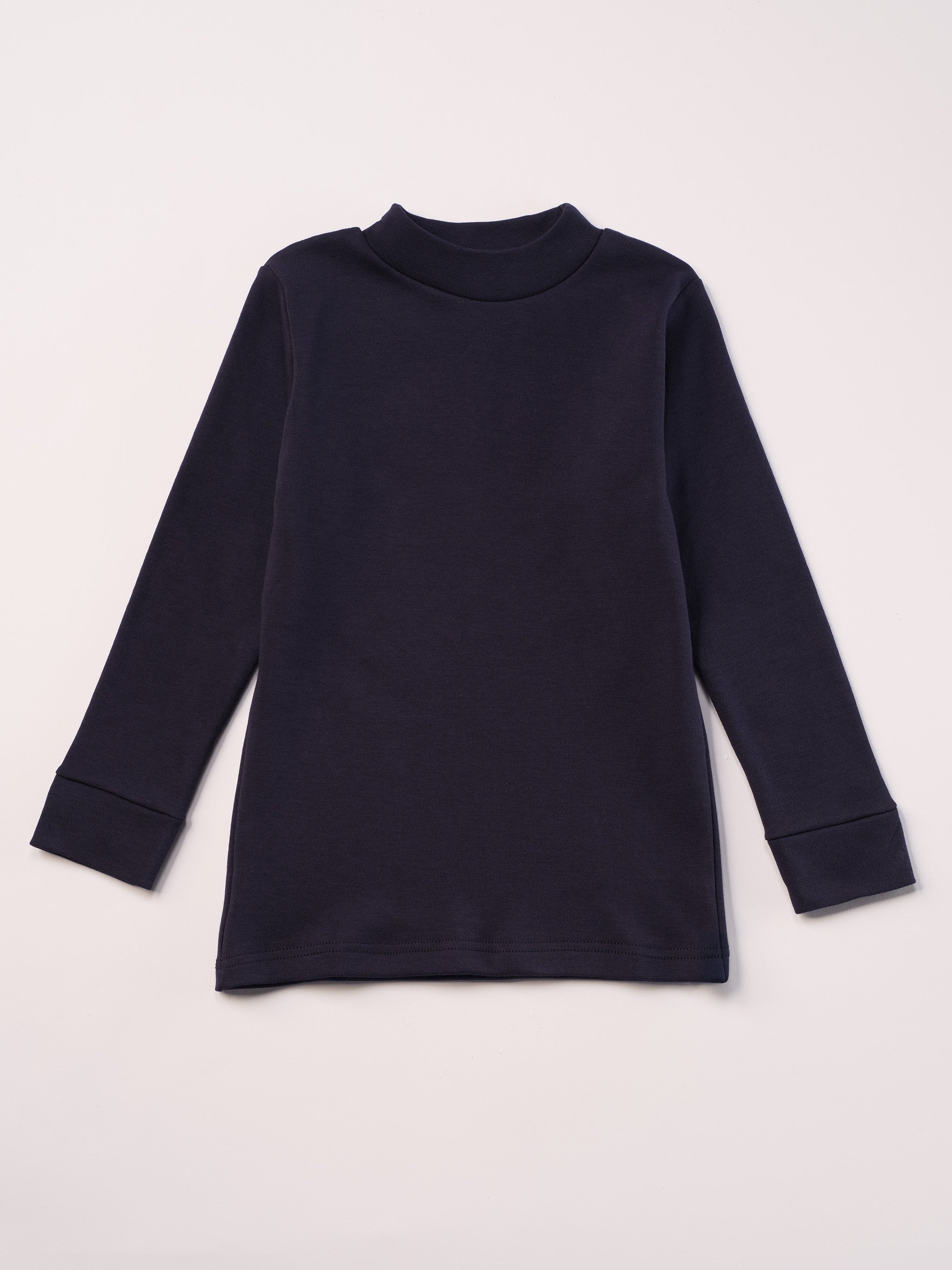 Für aktive Kinder und empfindliche Haut.
Dieses blaue Langarmshirt mit Stehkragen besteht aus hochwertiger, sanft gefärbter und schonend gebleichter organischer Baumwolle aus Italien. Es vereint angenehme Weichheit, Feuchtigkeitsaufnahme und hohen Tragekomfort durch die weiche Flanell-Innenseite. Perfekt für Kita, Schule und jeden Tag.Ein vielseitiges Basic für jede gut durchdachte Grundausstattung.