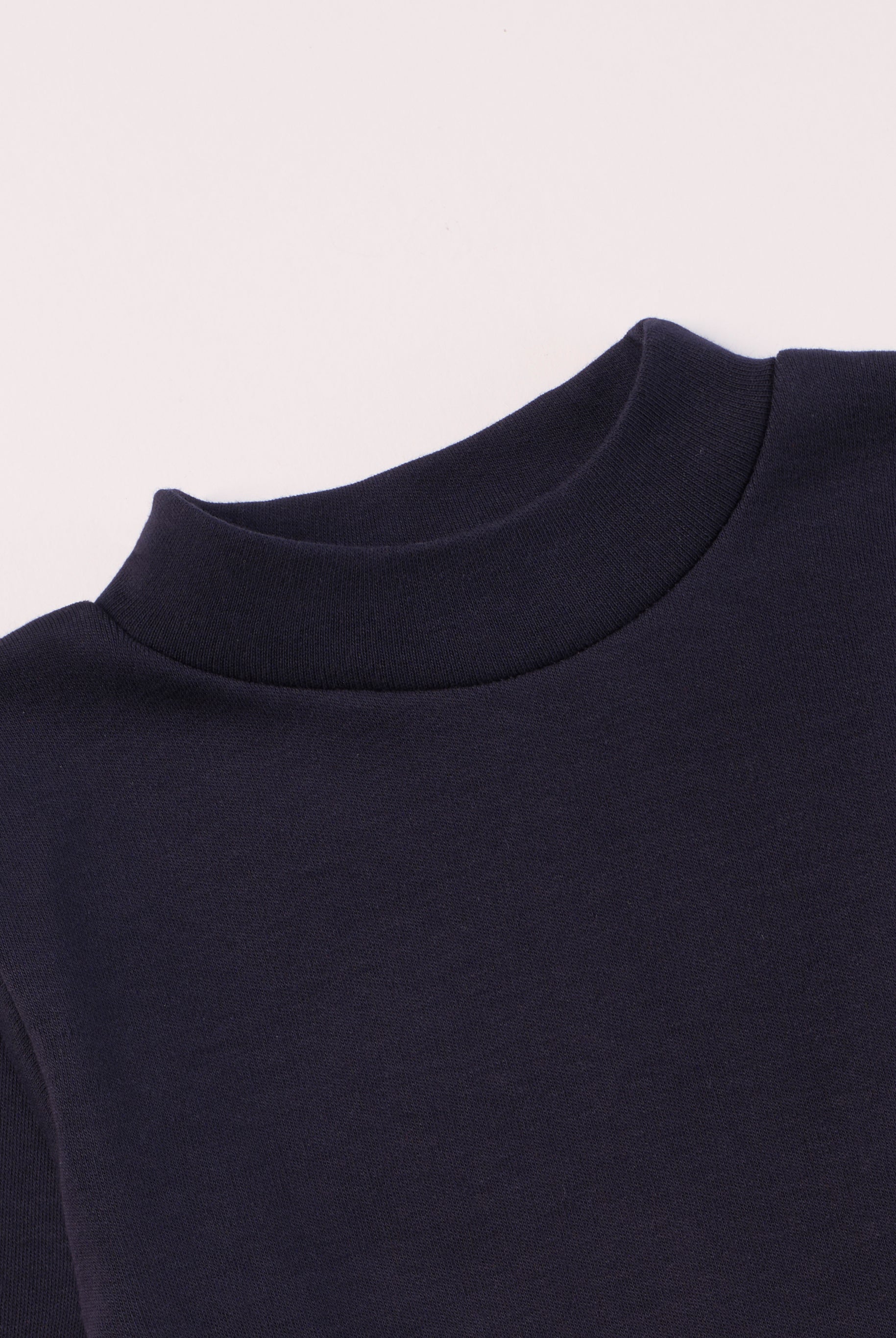 Für aktive Kinder und empfindliche Haut.
Dieses blaue Langarmshirt mit Stehkragen besteht aus hochwertiger, sanft gefärbter und schonend gebleichter organischer Baumwolle aus Italien. Es vereint angenehme Weichheit, Feuchtigkeitsaufnahme und hohen Tragekomfort durch die weiche Flanell-Innenseite. Perfekt für Kita, Schule und jeden Tag.Ein vielseitiges Basic für jede gut durchdachte Grundausstattung.