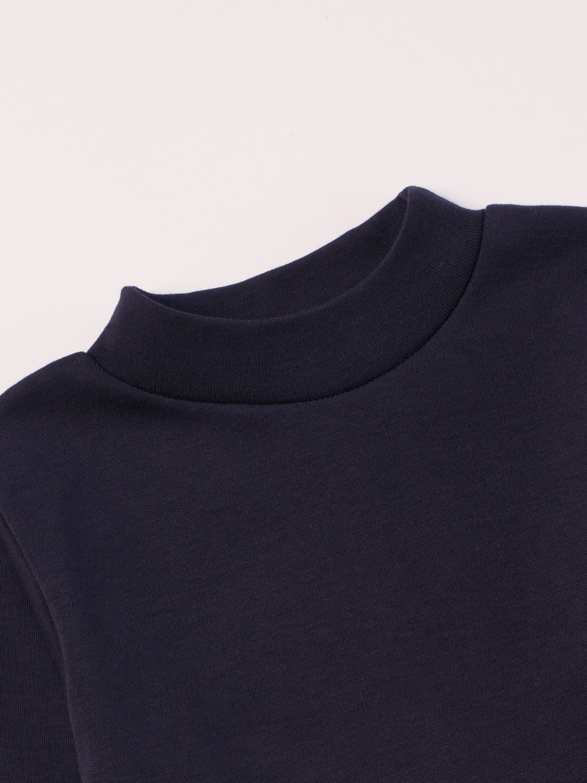 Für aktive Kinder und empfindliche Haut.
Dieses blaue Langarmshirt mit Stehkragen besteht aus hochwertiger, sanft gefärbter und schonend gebleichter organischer Baumwolle aus Italien. Es vereint angenehme Weichheit, Feuchtigkeitsaufnahme und hohen Tragekomfort durch die weiche Flanell-Innenseite. Perfekt für Kita, Schule und jeden Tag.Ein vielseitiges Basic für jede gut durchdachte Grundausstattung.