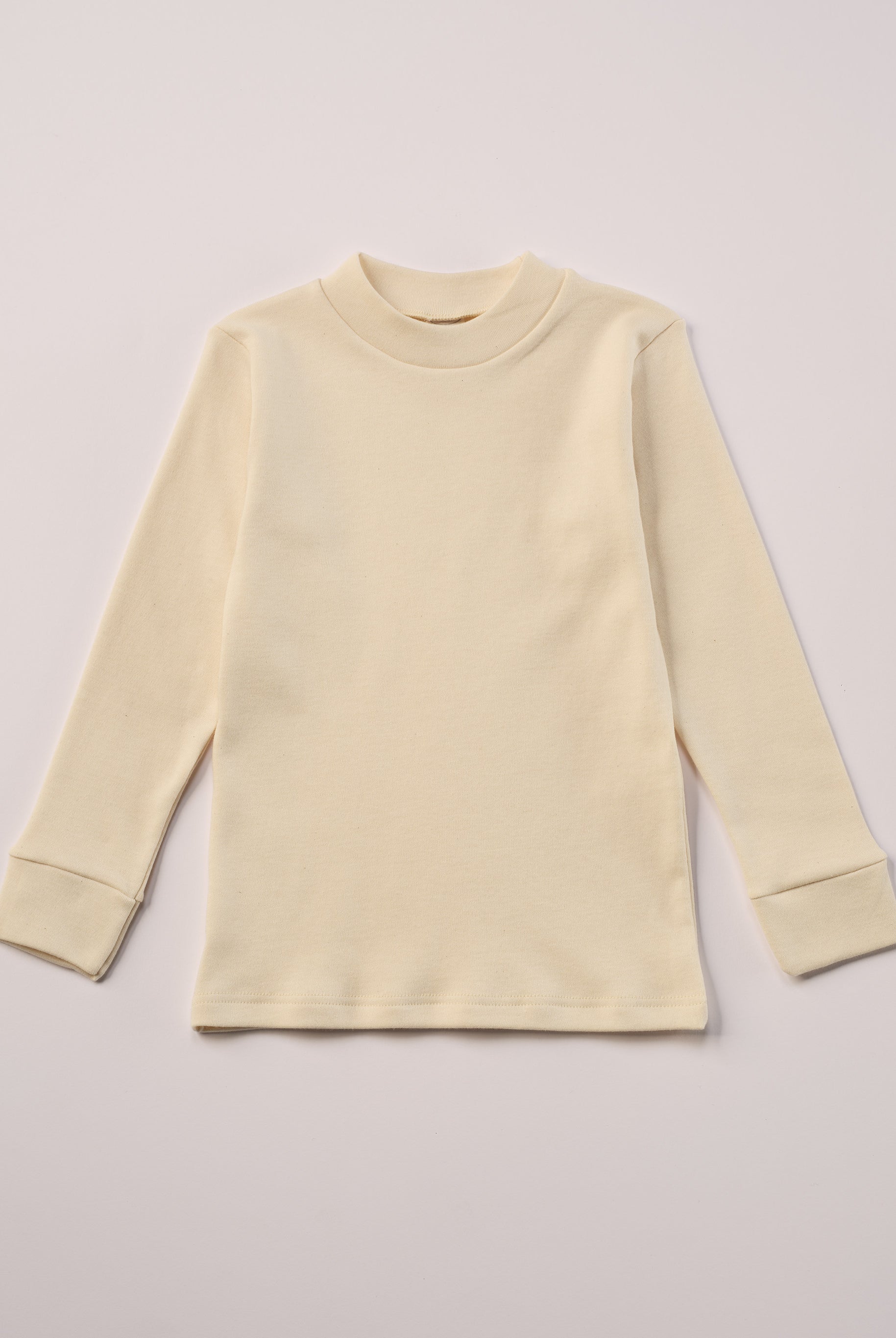 Für die empfindlichste Haut der Welt. Das Organic+ Langarmshirt mit Stehkragen ist aus 100% ungefärbter, ungebleichter, organischer Baumwolle gefertigt — innen mit weichem Flanell, welches Feuchtigkeit aufnimmt und streichelzart auf Kinderhaut liegt. Angenehmster Tragekomfort für Kita, Schule und Alltag. Ein Must-Have für jede Grundausstattung.