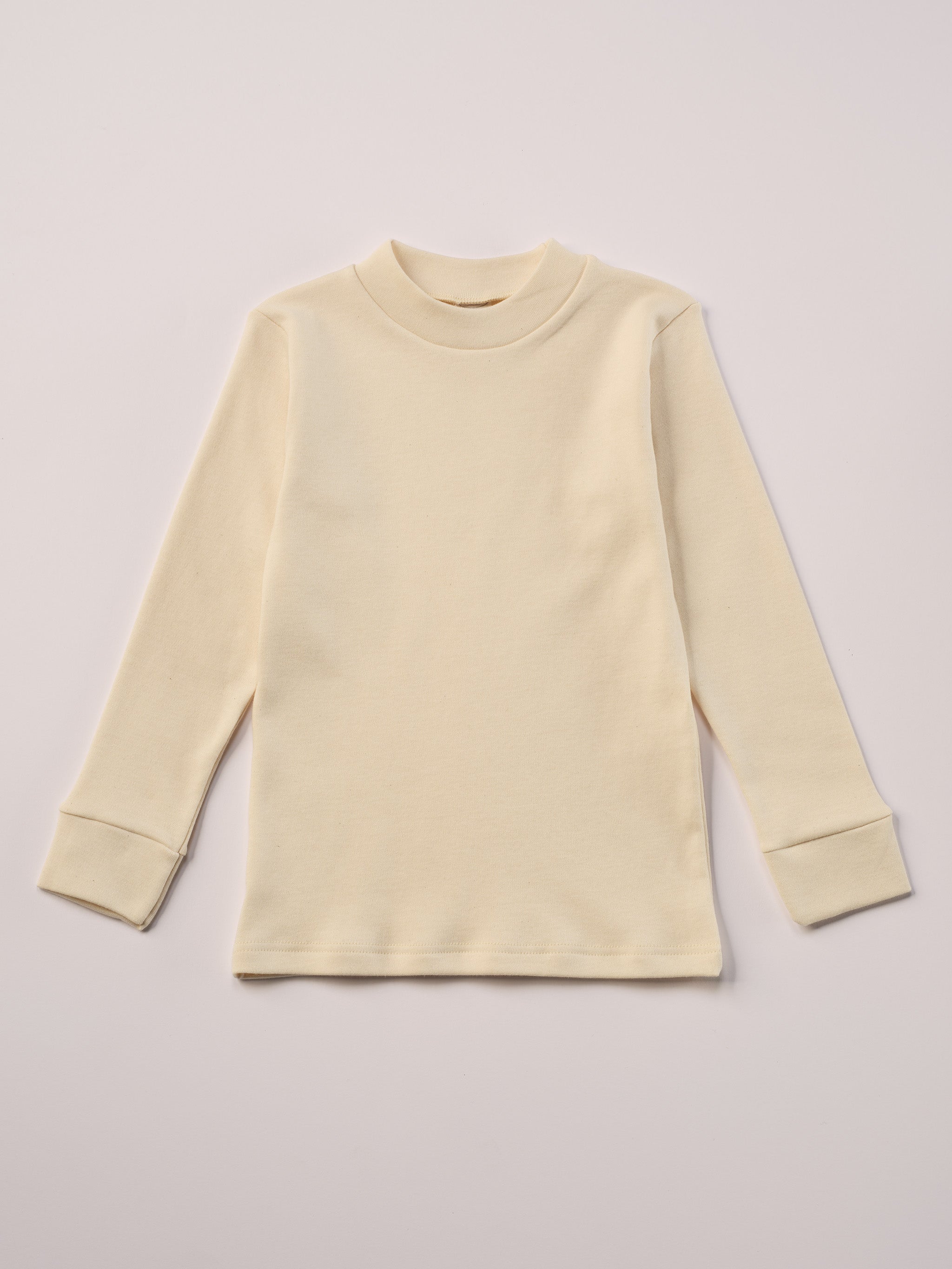 Für die empfindlichste Haut der Welt. Das Organic+ Langarmshirt mit Stehkragen ist aus 100% ungefärbter, ungebleichter, organischer Baumwolle gefertigt — innen mit weichem Flanell, welches Feuchtigkeit aufnimmt und streichelzart auf Kinderhaut liegt. Angenehmster Tragekomfort für Kita, Schule und Alltag. Ein Must-Have für jede Grundausstattung.