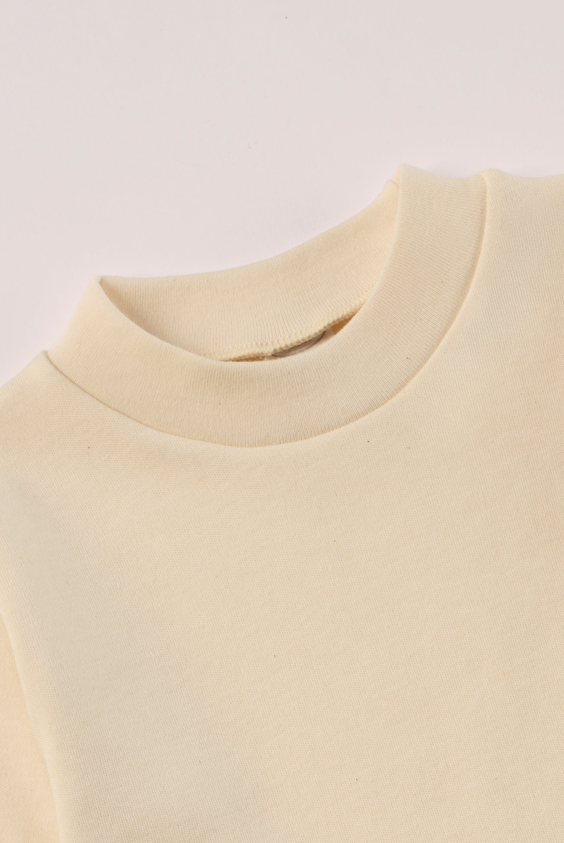 Für die empfindlichste Haut der Welt. Das Organic+ Langarmshirt mit Stehkragen ist aus 100% ungefärbter, ungebleichter, organischer Baumwolle gefertigt — innen mit weichem Flanell, welches Feuchtigkeit aufnimmt und streichelzart auf Kinderhaut liegt. Angenehmster Tragekomfort für Kita, Schule und Alltag. Ein Must-Have für jede Grundausstattung.