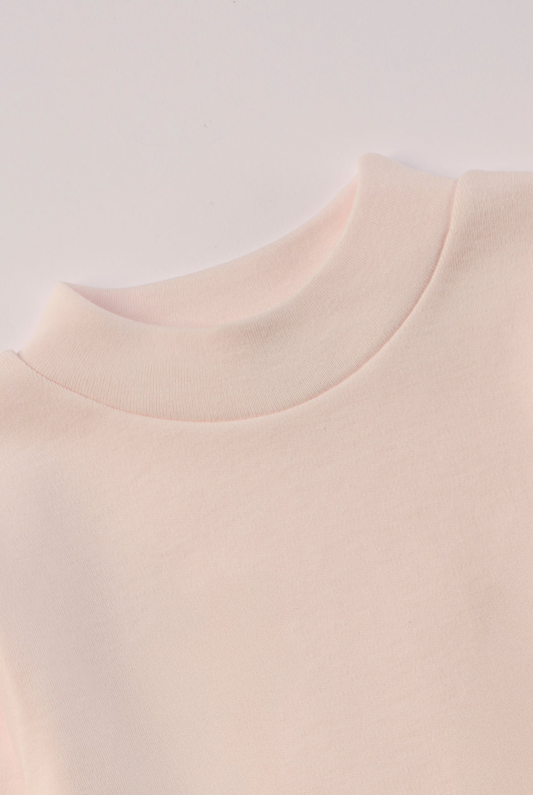 Für aktive Kinder und empfindliche Haut.
Dieses rosa Langarmshirt mit Stehkragen besteht aus hochwertiger, sanft gefärbter und schonend gebleichter organischer Baumwolle aus Italien. Es vereint angenehme Weichheit, Feuchtigkeitsaufnahme und hohen Tragekomfort durch die weiche Flanell-Innenseite. Perfekt für Kita, Schule und jeden Tag.Ein vielseitiges Basic für jede gut durchdachte Grundausstattung.