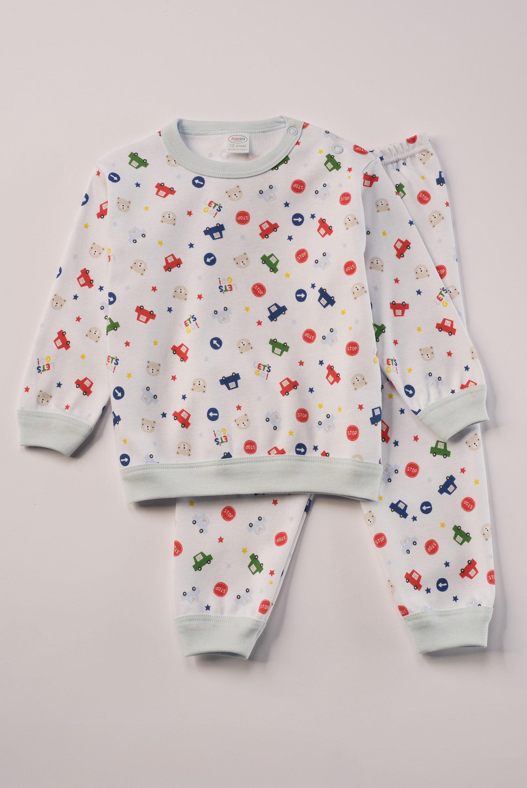 Für ruhige Nächte und gemütliche Morgenstunden. Dieser Pyjama für Babys & Kinder von 12 Monaten bis 3 Jahren besteht aus hochwertiger organischer Baumwolle und ist innen sanft angeraut. Das weiche Innenflanell sorgt für ein besonders angenehmes Tragegefühl und hält warm, ohne zu überhitzen. Gefertigt in Italien aus Stoffen italienischer Produktion – mit einem klaren Anspruch an Qualität, Langlebigkeit und kindgerechtem Komfort. Das verspielte Design mit bedruckten Autos, Verkehrszeichen und Bären ist ze