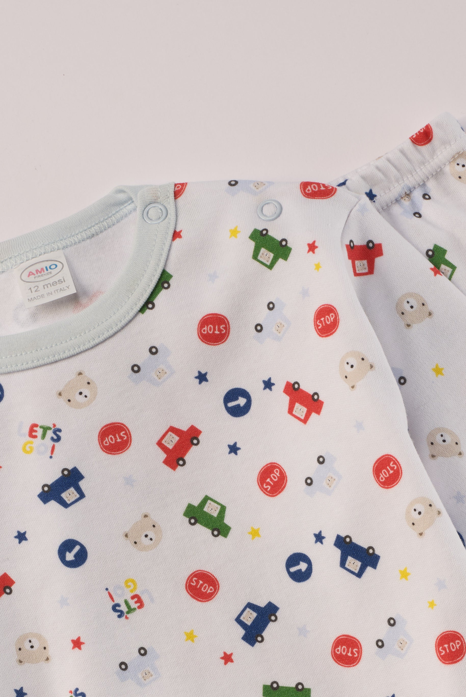 Für ruhige Nächte und gemütliche Morgenstunden. Dieser Pyjama für Babys & Kinder von 12 Monaten bis 3 Jahren besteht aus hochwertiger organischer Baumwolle und ist innen sanft angeraut. Das weiche Innenflanell sorgt für ein besonders angenehmes Tragegefühl und hält warm, ohne zu überhitzen. Gefertigt in Italien aus Stoffen italienischer Produktion – mit einem klaren Anspruch an Qualität, Langlebigkeit und kindgerechtem Komfort. Das verspielte Design mit bedruckten Autos, Verkehrszeichen und Bären ist ze