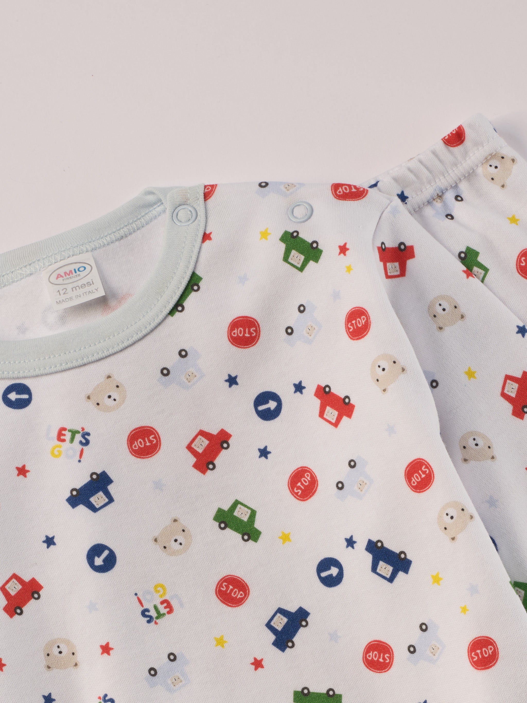 Für ruhige Nächte und gemütliche Morgenstunden. Dieser Pyjama für Babys & Kinder von 12 Monaten bis 3 Jahren besteht aus hochwertiger organischer Baumwolle und ist innen sanft angeraut. Das weiche Innenflanell sorgt für ein besonders angenehmes Tragegefühl und hält warm, ohne zu überhitzen. Gefertigt in Italien aus Stoffen italienischer Produktion – mit einem klaren Anspruch an Qualität, Langlebigkeit und kindgerechtem Komfort. Das verspielte Design mit bedruckten Autos, Verkehrszeichen und Bären ist ze