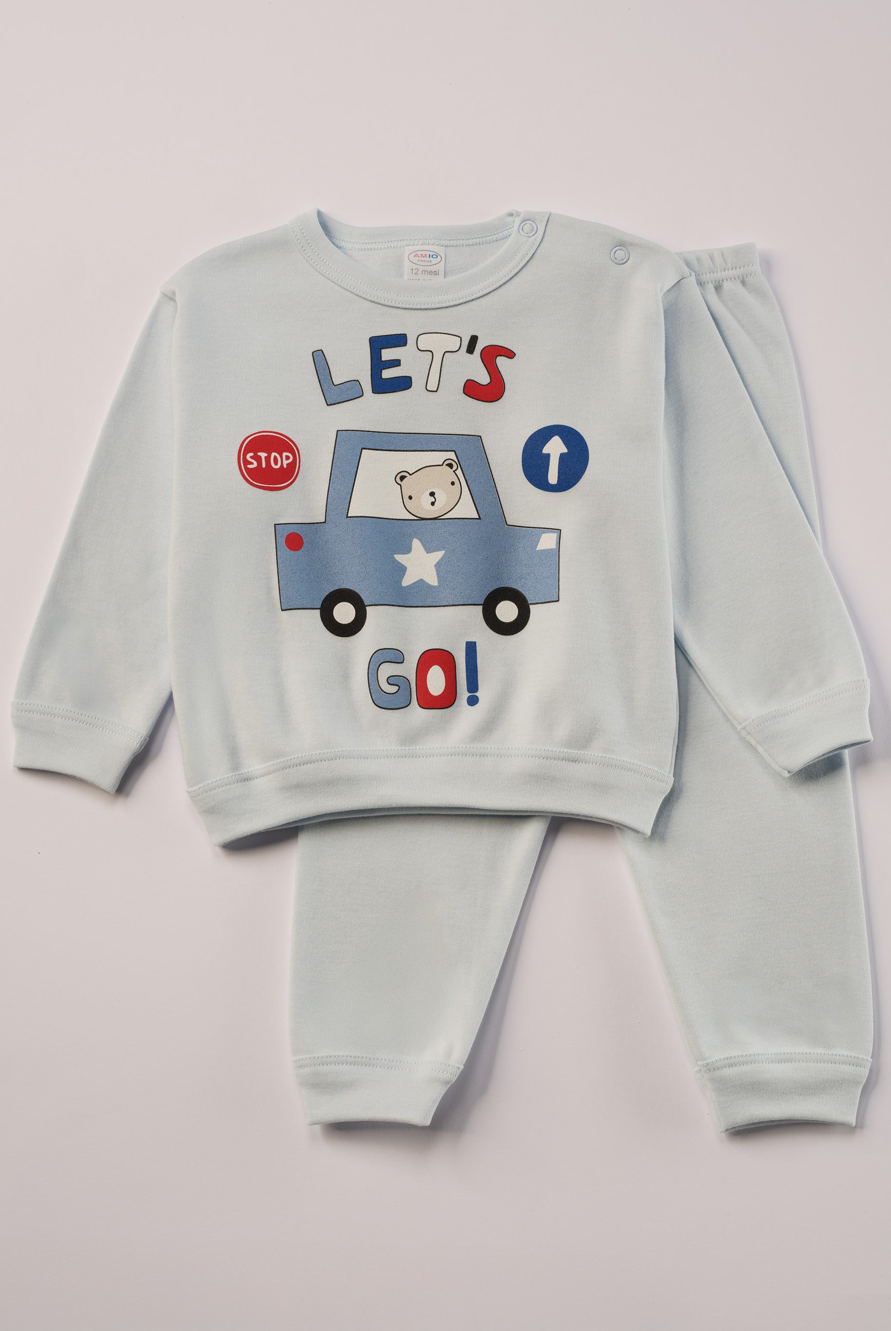 Für ruhige Nächte und gemütliche Morgenstunden. Dieser himmelblaue Pyjama für Babys & Kinder von 12 Monaten bis 3 Jahren besteht aus hochwertiger organischer Baumwolle und ist innen sanft angeraut. Das weiche Innenflanell sorgt für ein besonders angenehmes Tragegefühl und hält warm, ohne zu überhitzen. Gefertigt in Italien aus Stoffen italienischer Produktion – mit einem klaren Anspruch an Qualität, Langlebigkeit und kindgerechtem Komfort. Das verspielte Design mit bedruckten Autos, Verkehrszeichen und