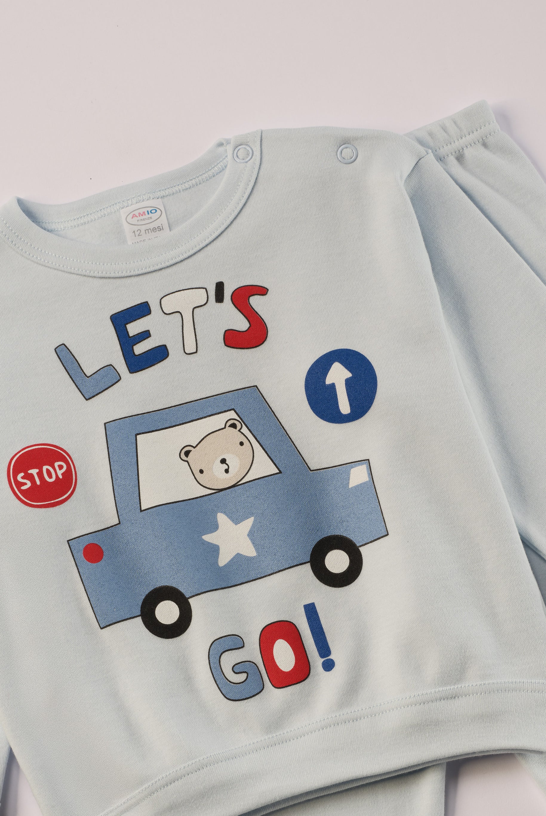 Für ruhige Nächte und gemütliche Morgenstunden. Dieser himmelblaue Pyjama für Babys & Kinder von 12 Monaten bis 3 Jahren besteht aus hochwertiger organischer Baumwolle und ist innen sanft angeraut. Das weiche Innenflanell sorgt für ein besonders angenehmes Tragegefühl und hält warm, ohne zu überhitzen. Gefertigt in Italien aus Stoffen italienischer Produktion – mit einem klaren Anspruch an Qualität, Langlebigkeit und kindgerechtem Komfort. Das verspielte Design mit bedruckten Autos, Verkehrszeichen und