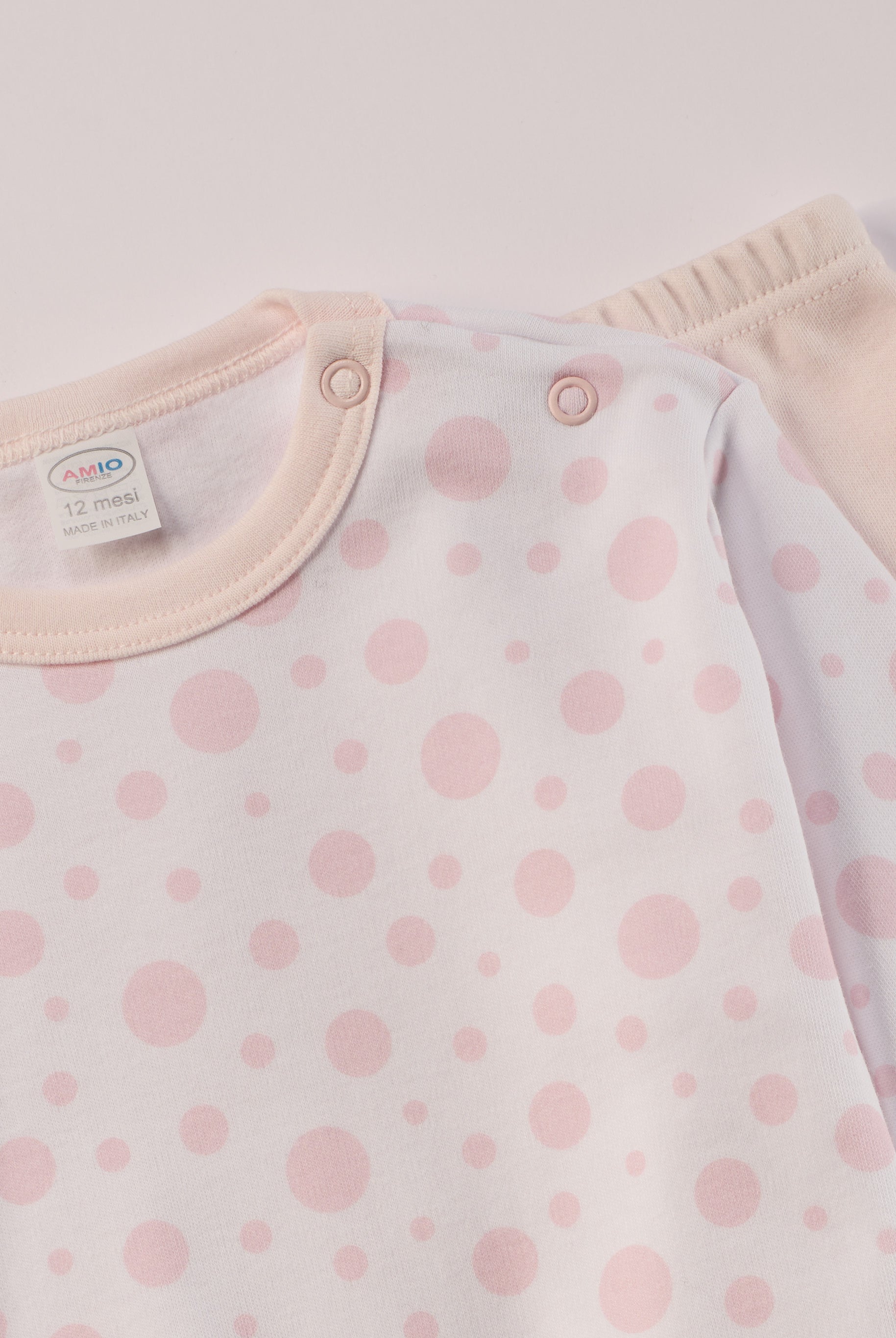 Für ruhige Nächte und gemütliche Morgenstunden. Dieser Pyjama für Babys & Kinder von 12 Monaten bis 3 Jahren besteht aus hochwertiger organischer Baumwolle und ist innen sanft angeraut. Das weiche Innenflanell sorgt für ein besonders angenehmes Tragegefühl und hält warm, ohne zu überhitzen. Gefertigt in Italien aus Stoffen italienischer Produktion – mit einem klaren Anspruch an Qualität, Langlebigkeit und kindgerechtem Komfort. Das verspielte Design, mit rosa gepunktetem Oberteil, ist zeitlos und niedlich.