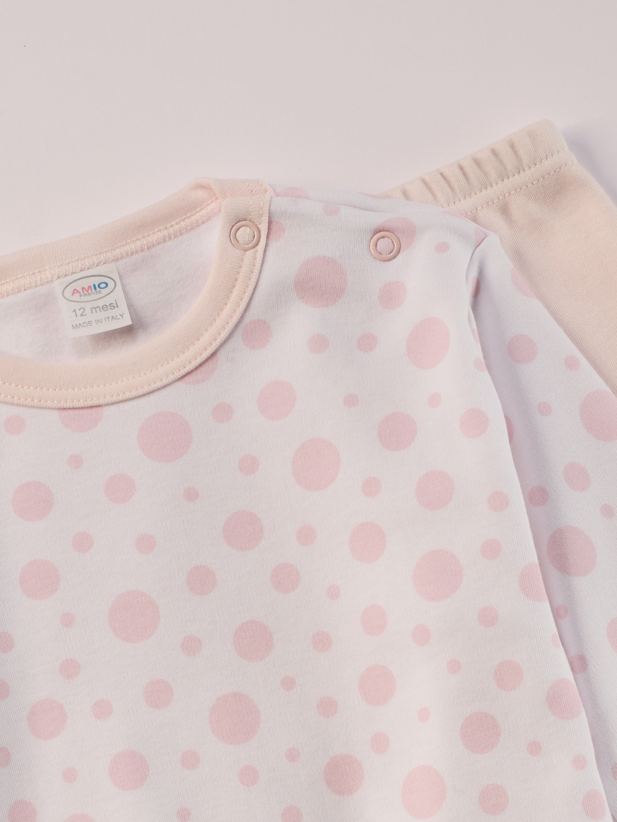 Für ruhige Nächte und gemütliche Morgenstunden. Dieser Pyjama für Babys & Kinder von 12 Monaten bis 3 Jahren besteht aus hochwertiger organischer Baumwolle und ist innen sanft angeraut. Das weiche Innenflanell sorgt für ein besonders angenehmes Tragegefühl und hält warm, ohne zu überhitzen. Gefertigt in Italien aus Stoffen italienischer Produktion – mit einem klaren Anspruch an Qualität, Langlebigkeit und kindgerechtem Komfort. Das verspielte Design, mit rosa gepunktetem Oberteil, ist zeitlos und niedlich.