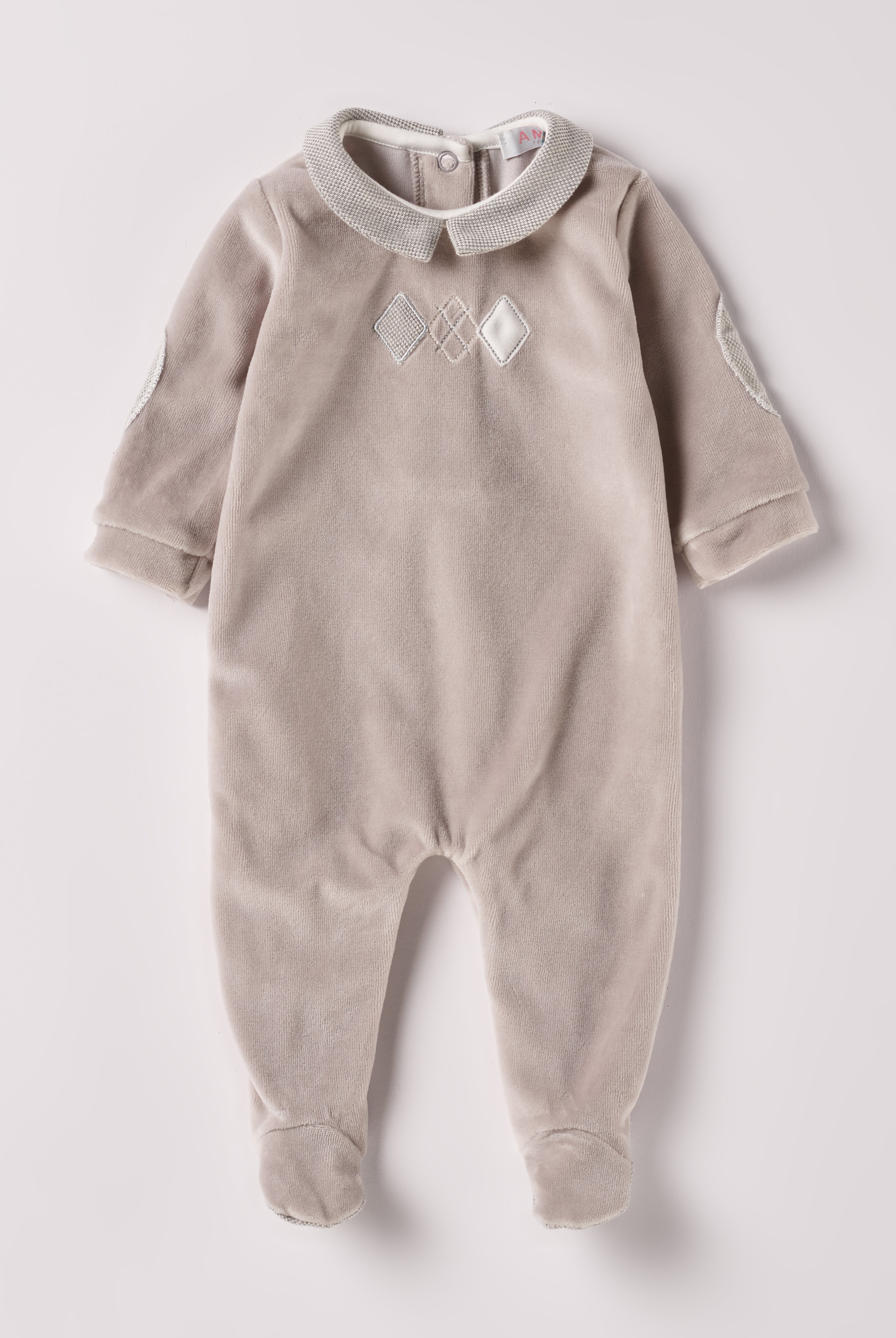 Der weiche und wärmespendende Strampler von AMIO Firenze mit Kragen und Ellbogenpatches ist der perfekte Begleiter für den Alltag in der kalten Jahreszeit. Maximaler Tragekomfort, gepaart mit einer herausragenden Passform aus Samt (Ciniglia). Das Modell hat einen praktischen Schnitt, um etwa die Windel schnell und unkompliziert wechseln zu können. Ein AMIO Firenze Must-Have für jede Grundausstattung.
Höchste Qualität, bestes Preis-Leistungs-Verhältnis MADE IN ITALY.