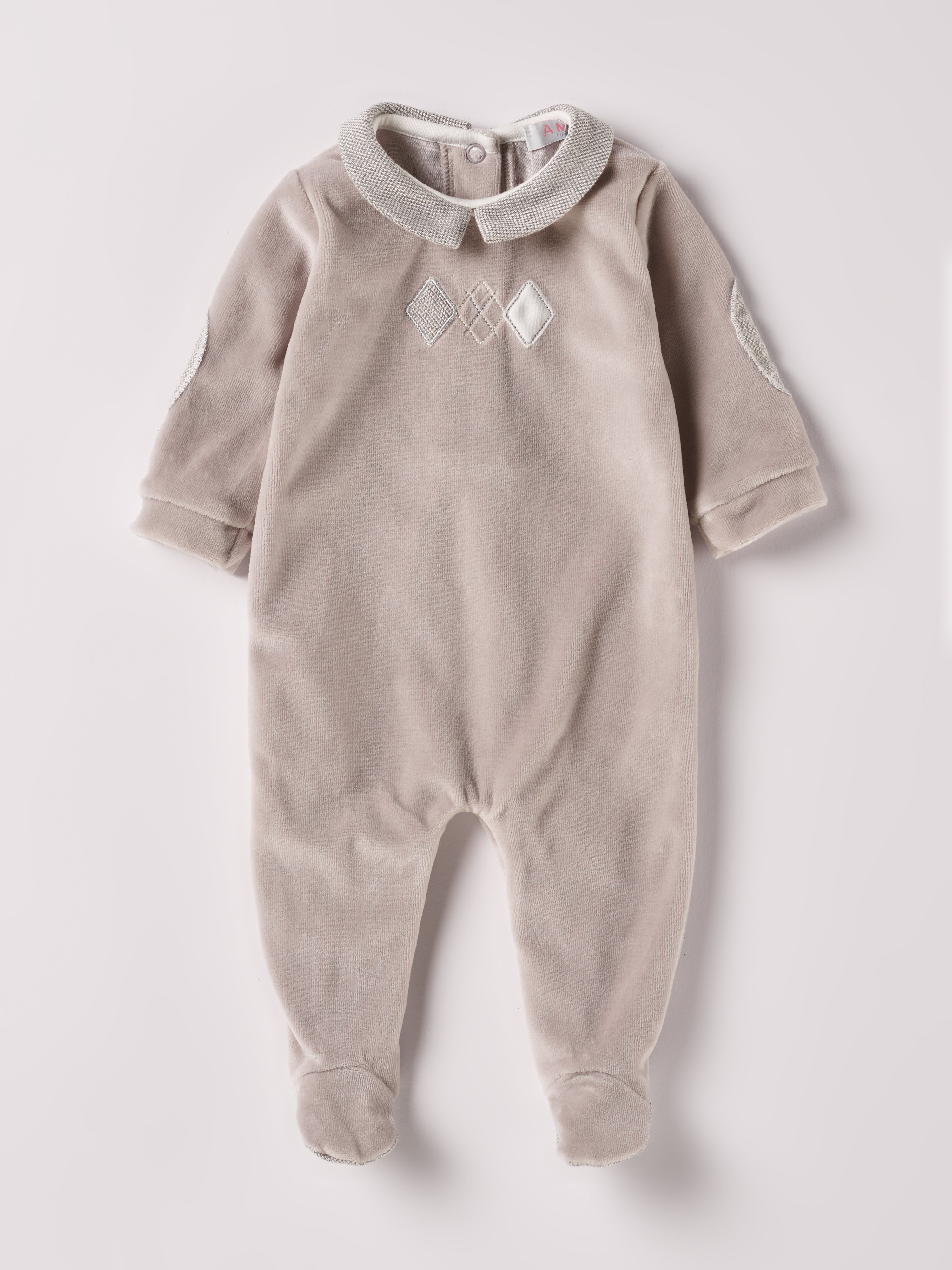 Der weiche und wärmespendende Strampler von AMIO Firenze mit Kragen und Ellbogenpatches ist der perfekte Begleiter für den Alltag in der kalten Jahreszeit. Maximaler Tragekomfort, gepaart mit einer herausragenden Passform aus Samt (Ciniglia). Das Modell hat einen praktischen Schnitt, um etwa die Windel schnell und unkompliziert wechseln zu können. Ein AMIO Firenze Must-Have für jede Grundausstattung.
Höchste Qualität, bestes Preis-Leistungs-Verhältnis MADE IN ITALY.