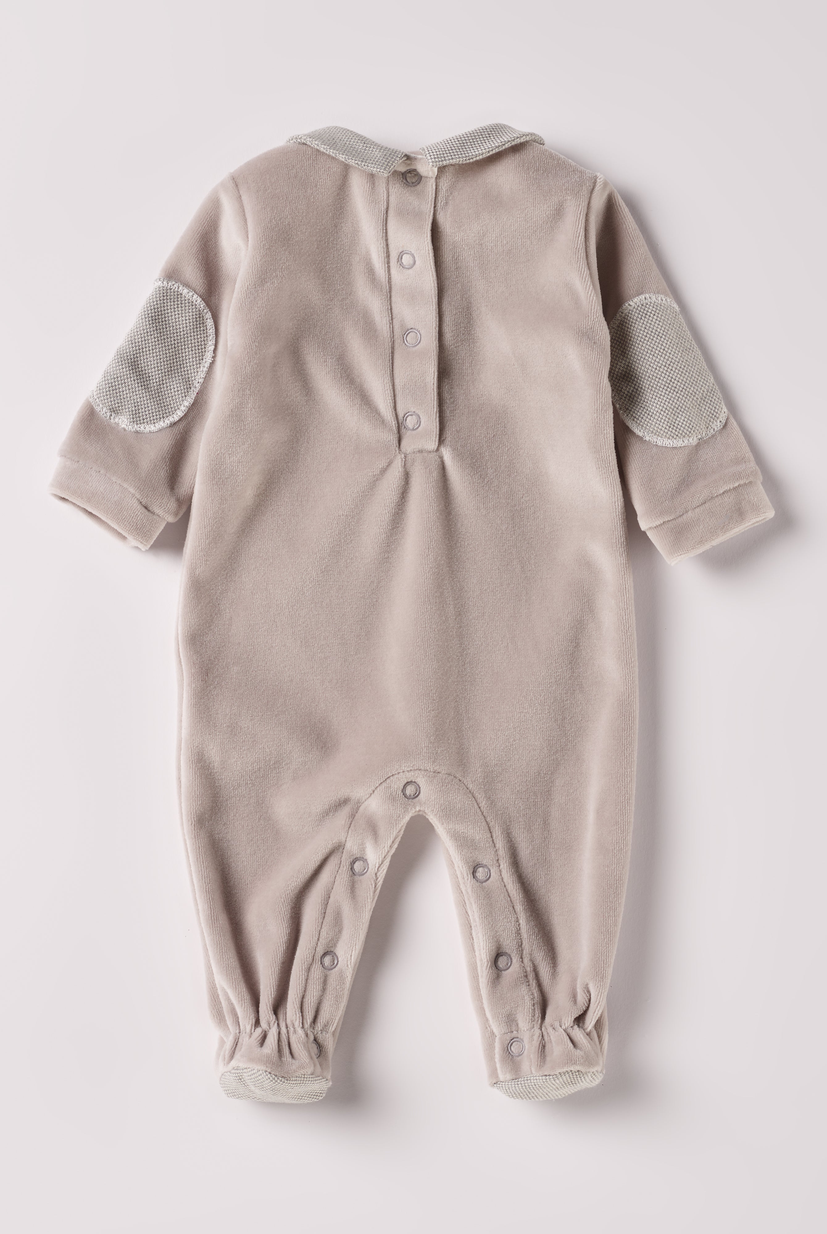 Der weiche und wärmespendende Strampler von AMIO Firenze mit Kragen und Ellbogenpatches ist der perfekte Begleiter für den Alltag in der kalten Jahreszeit. Maximaler Tragekomfort, gepaart mit einer herausragenden Passform aus Samt (Ciniglia). Das Modell hat einen praktischen Schnitt, um etwa die Windel schnell und unkompliziert wechseln zu können. Ein AMIO Firenze Must-Have für jede Grundausstattung.
Höchste Qualität, bestes Preis-Leistungs-Verhältnis MADE IN ITALY.