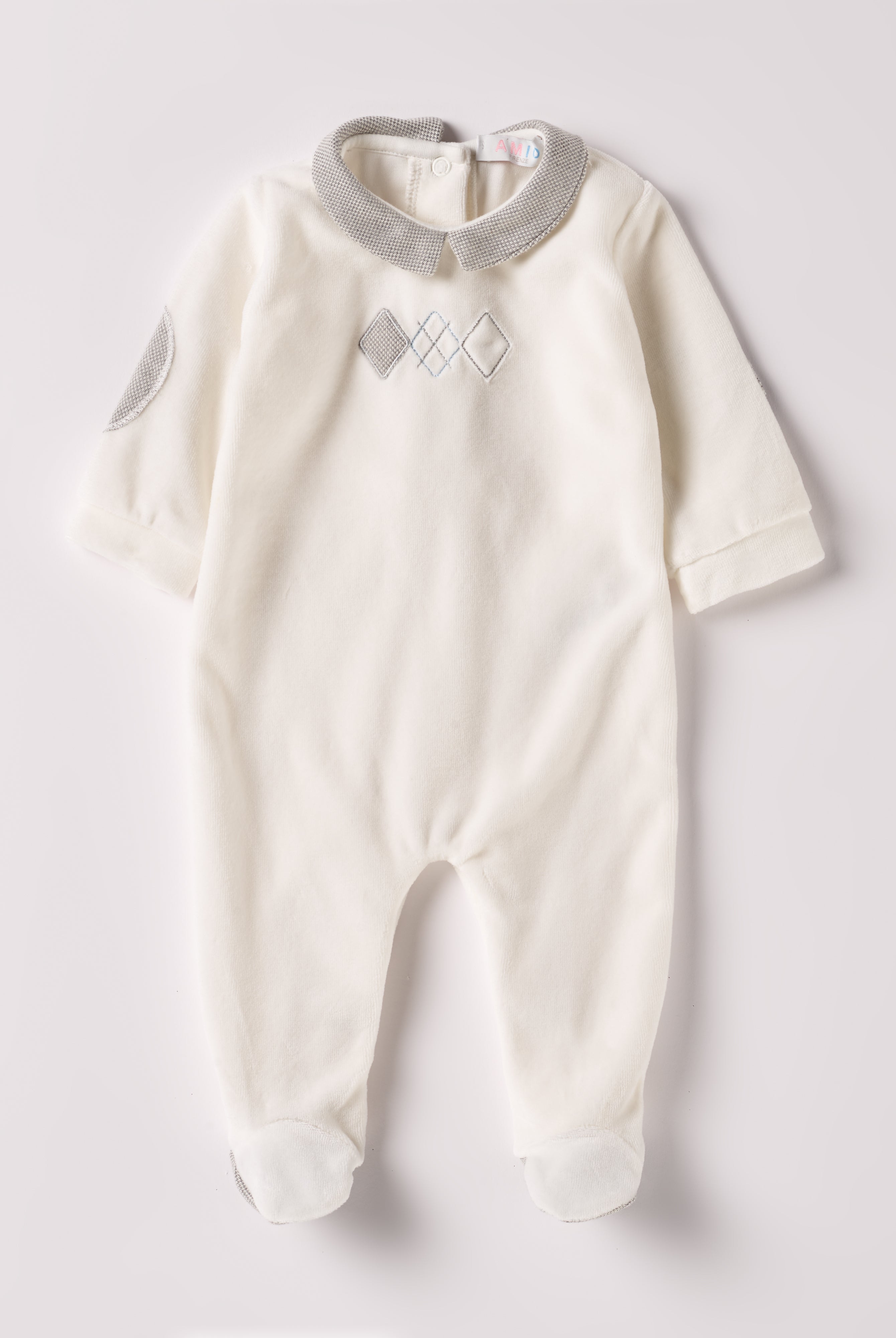 Der weiche und wärmespendende Strampler von AMIO Firenze mit Kragen und Ellbogenpatches ist der perfekte Begleiter für den Alltag in der kalten Jahreszeit. Maximaler Tragekomfort, gepaart mit einer herausragenden Passform aus Samt (Ciniglia). Das Modell hat einen praktischen Schnitt, um etwa die Windel schnell und unkompliziert wechseln zu können. Ein AMIO Firenze Must-Have für jede Grundausstattung.
Höchste Qualität, bestes Preis-Leistungs-Verhältnis MADE IN ITALY.