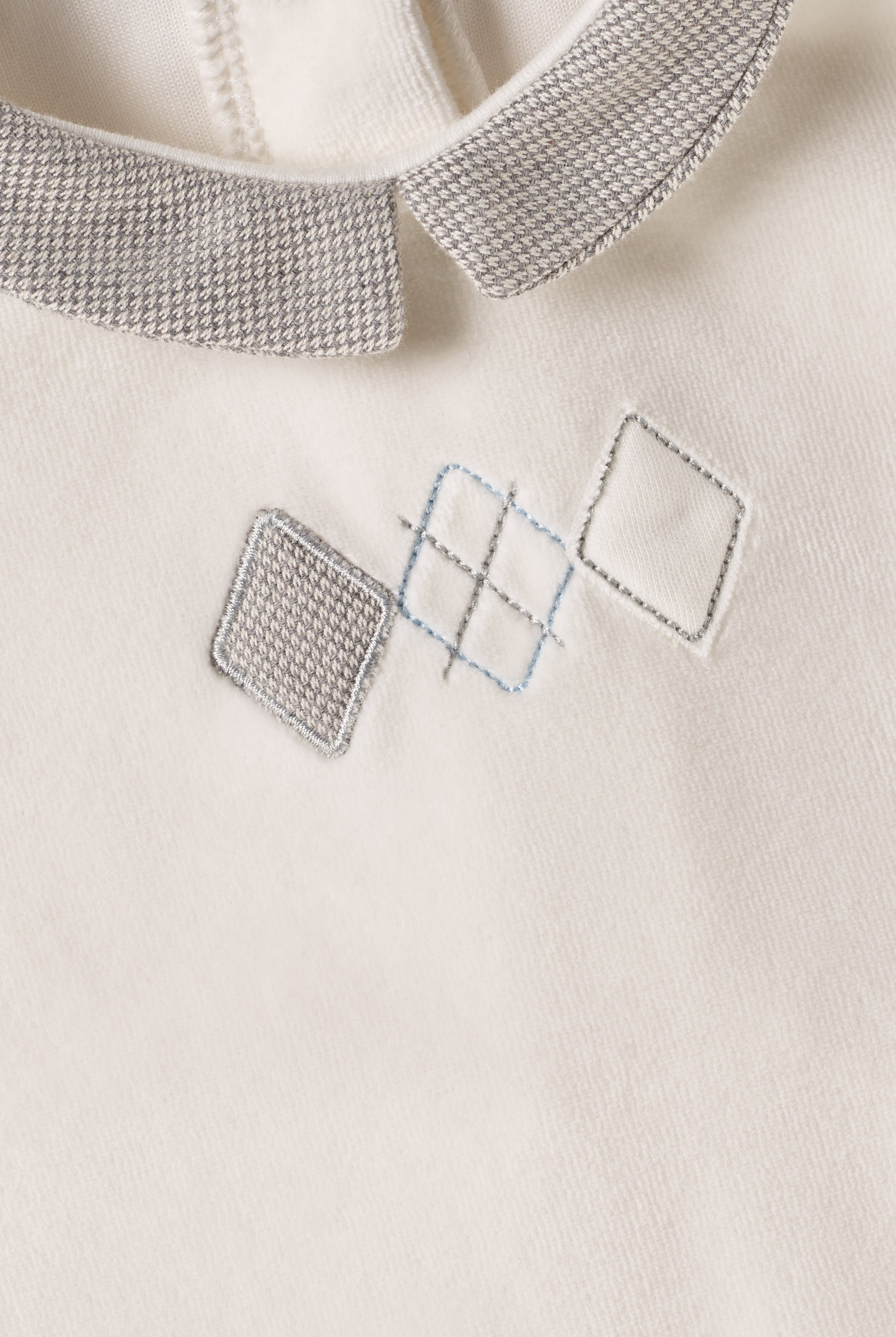 Der weiche und wärmespendende Strampler von AMIO Firenze mit Kragen und Ellbogenpatches ist der perfekte Begleiter für den Alltag in der kalten Jahreszeit. Maximaler Tragekomfort, gepaart mit einer herausragenden Passform aus Samt (Ciniglia). Das Modell hat einen praktischen Schnitt, um etwa die Windel schnell und unkompliziert wechseln zu können. Ein AMIO Firenze Must-Have für jede Grundausstattung.
Höchste Qualität, bestes Preis-Leistungs-Verhältnis MADE IN ITALY.