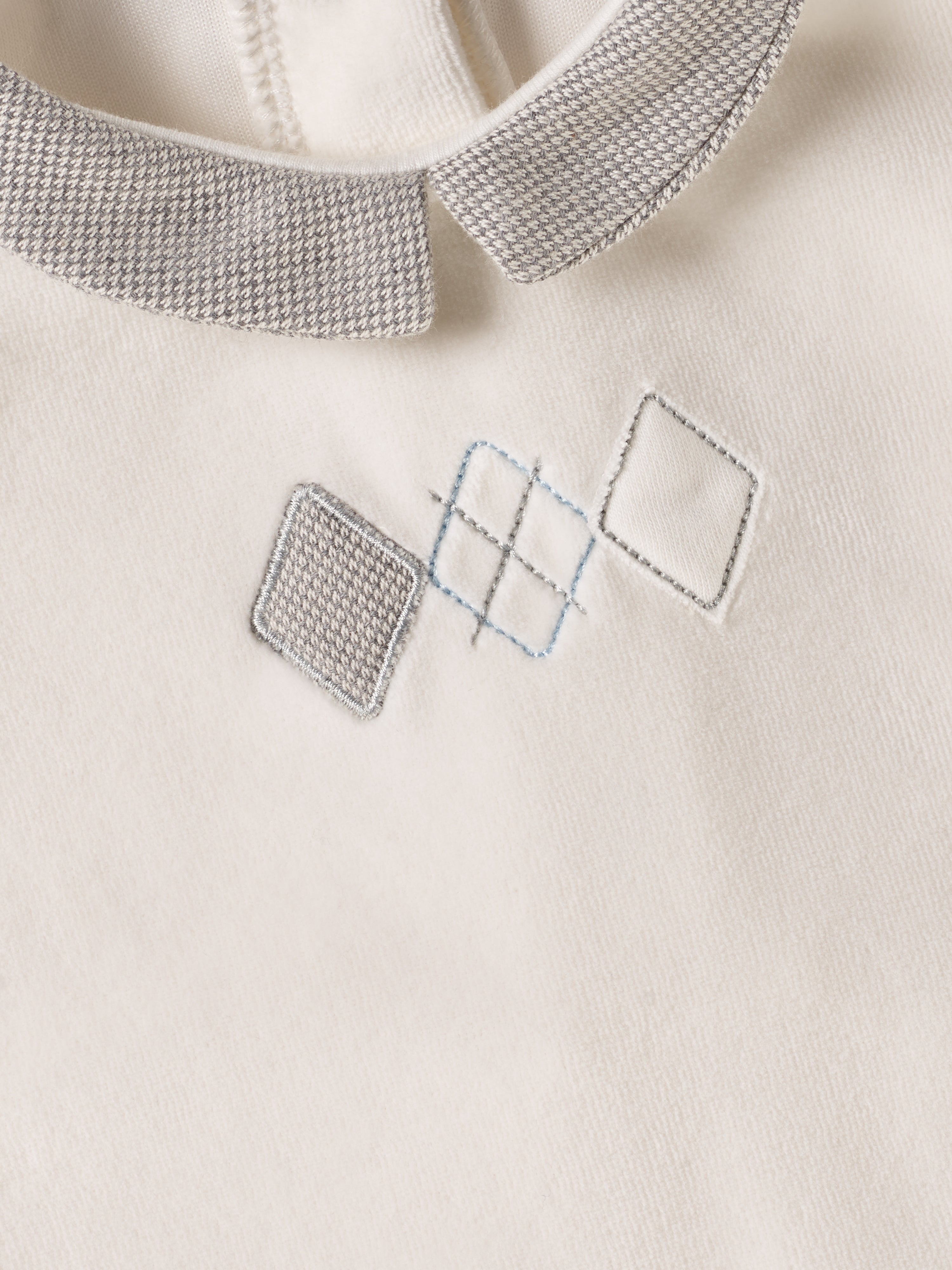 Der weiche und wärmespendende Strampler von AMIO Firenze mit Kragen und Ellbogenpatches ist der perfekte Begleiter für den Alltag in der kalten Jahreszeit. Maximaler Tragekomfort, gepaart mit einer herausragenden Passform aus Samt (Ciniglia). Das Modell hat einen praktischen Schnitt, um etwa die Windel schnell und unkompliziert wechseln zu können. Ein AMIO Firenze Must-Have für jede Grundausstattung.
Höchste Qualität, bestes Preis-Leistungs-Verhältnis MADE IN ITALY.