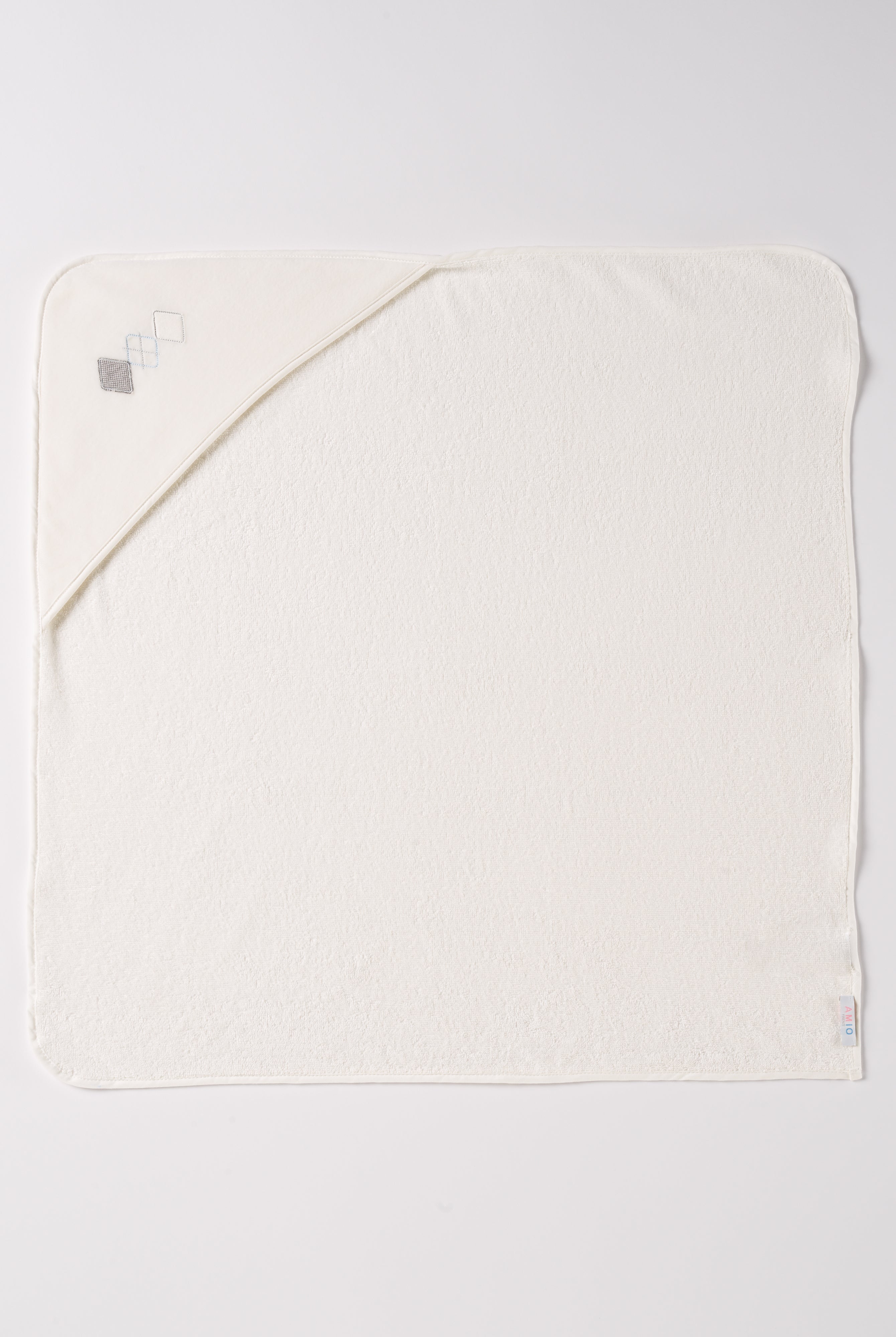 Dieses einzigartige Badetuch besticht durch sein hochwertiges Frottée-Gewebe mit einem hohen Anteil an Bambusfaser und einer luxuriösen Chenille-Kapuze in Samt Qualität.
Die Bambusfaser wirkt zudem feuchtigkeitsableitend, was bedeutet, dass die Haut Ihres Babys nach dem Bad schnell trocken wird. Dabei liegt das Handtuch besonders schonend auf der Haut.
Höchste Qualität, bestes Preis-Leistungs-Verhältnis MADE IN ITALY.