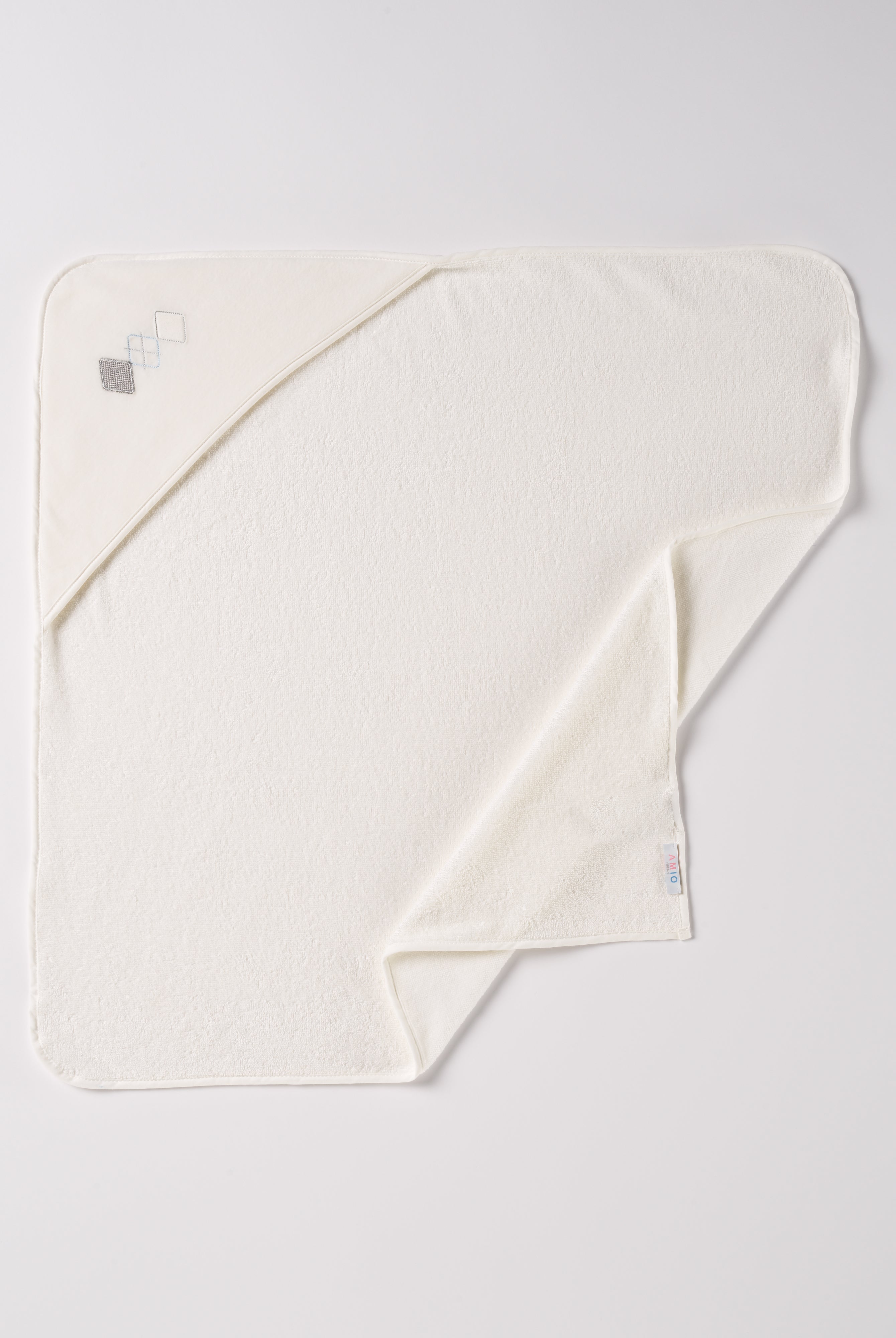 Dieses einzigartige Badetuch besticht durch sein hochwertiges Frottée-Gewebe mit einem hohen Anteil an Bambusfaser und einer luxuriösen Chenille-Kapuze in Samt Qualität.
Die Bambusfaser wirkt zudem feuchtigkeitsableitend, was bedeutet, dass die Haut Ihres Babys nach dem Bad schnell trocken wird. Dabei liegt das Handtuch besonders schonend auf der Haut.
Höchste Qualität, bestes Preis-Leistungs-Verhältnis MADE IN ITALY.