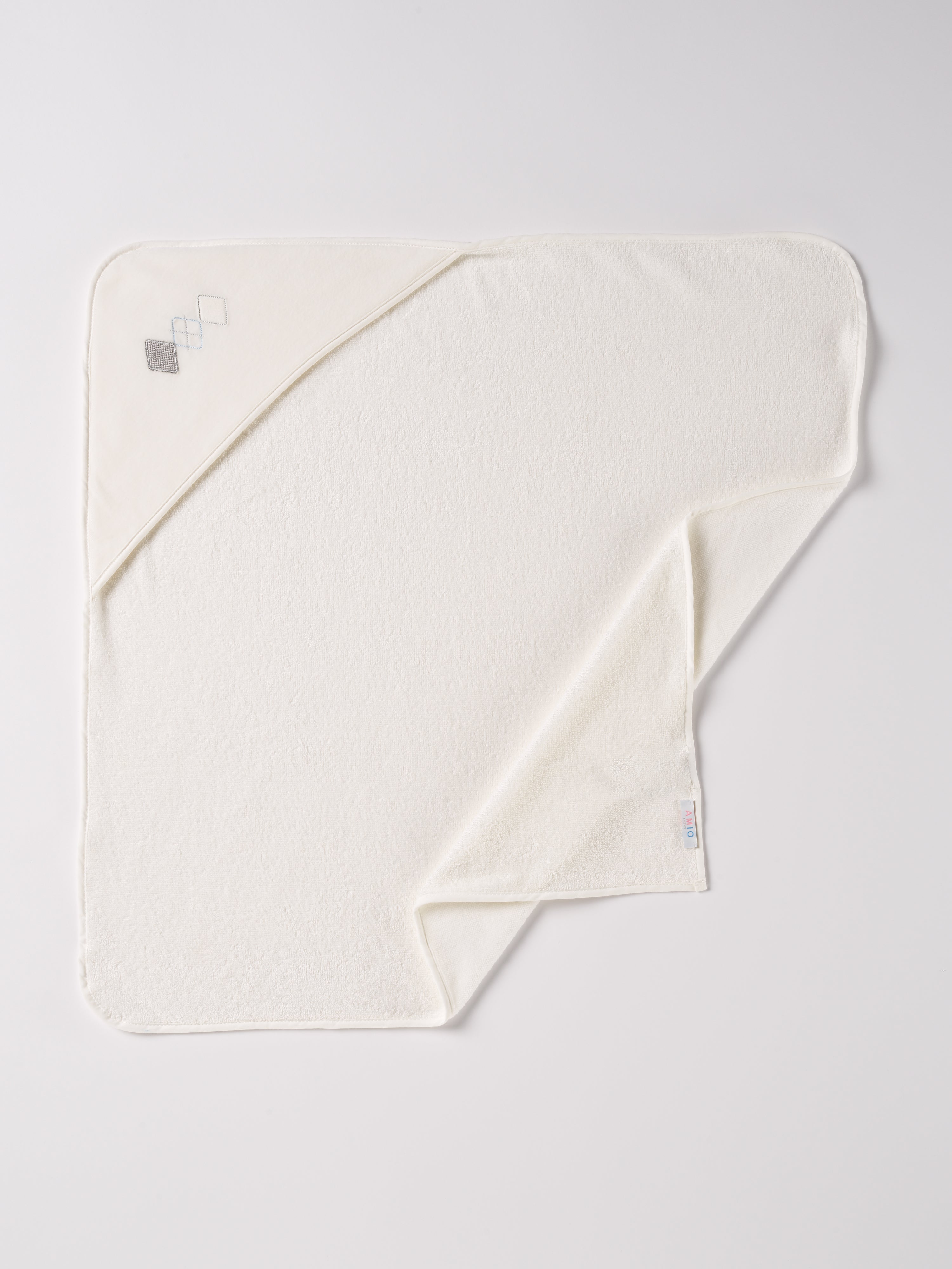 Dieses einzigartige Badetuch besticht durch sein hochwertiges Frottée-Gewebe mit einem hohen Anteil an Bambusfaser und einer luxuriösen Chenille-Kapuze in Samt Qualität.
Die Bambusfaser wirkt zudem feuchtigkeitsableitend, was bedeutet, dass die Haut Ihres Babys nach dem Bad schnell trocken wird. Dabei liegt das Handtuch besonders schonend auf der Haut.
Höchste Qualität, bestes Preis-Leistungs-Verhältnis MADE IN ITALY.