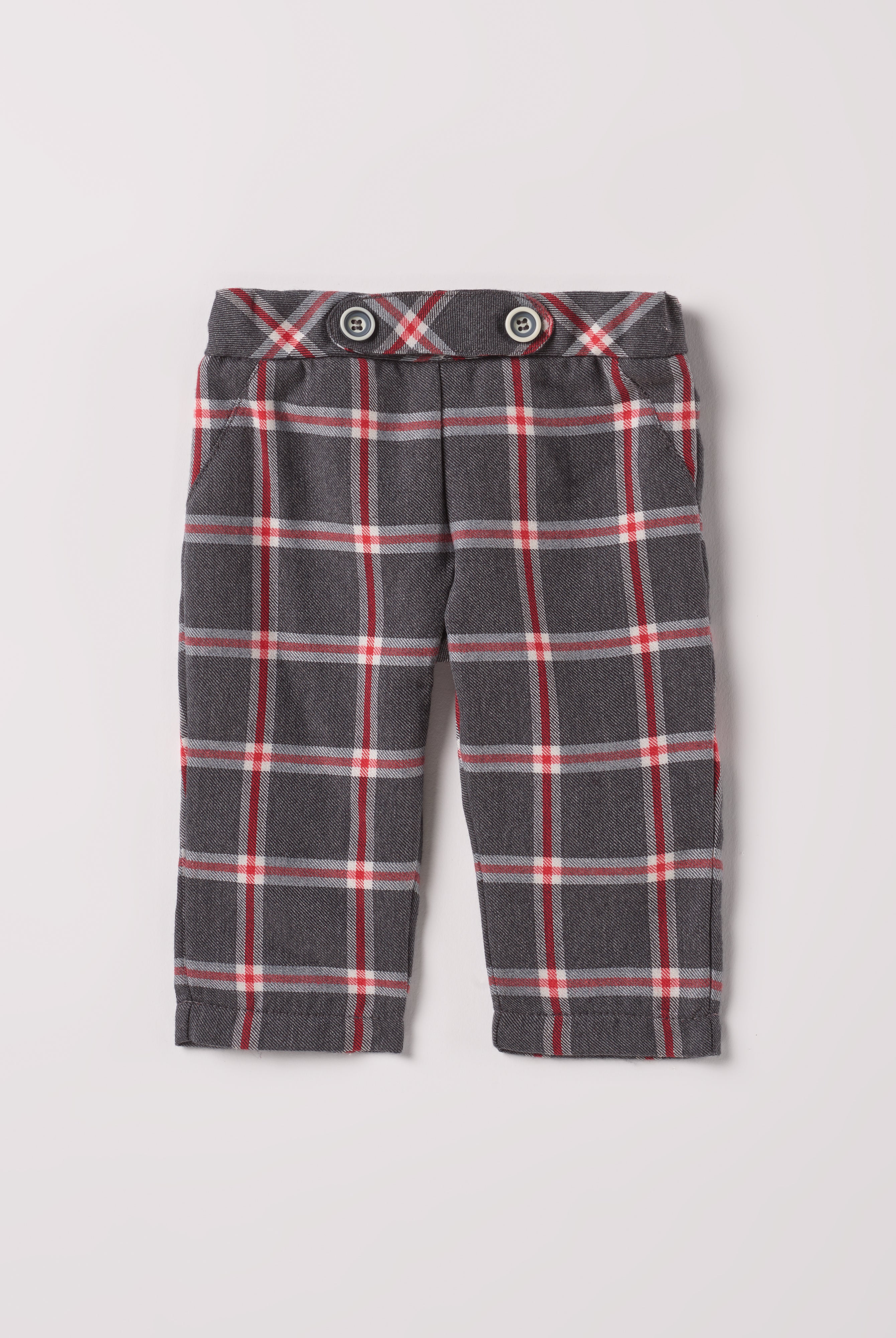 Diese klassische karrierte Hose mit geradem Schnitt, gefertigt aus 100% Baumwolle, ist weich und bietet einen hohen Tragekomfort. Die Breite lässt sich durch den elastischen Bund mit Innenknöpfen anpassen. Die Innenseite aus feinstem Innenflanell ist besonders angenehm an der Haut. Ein AMIO Firenze Must-Have für jede Grundausstattung.
Höchste Qualität, bestes Preis-Leistungs-Verhältnis MADE IN ITALY.