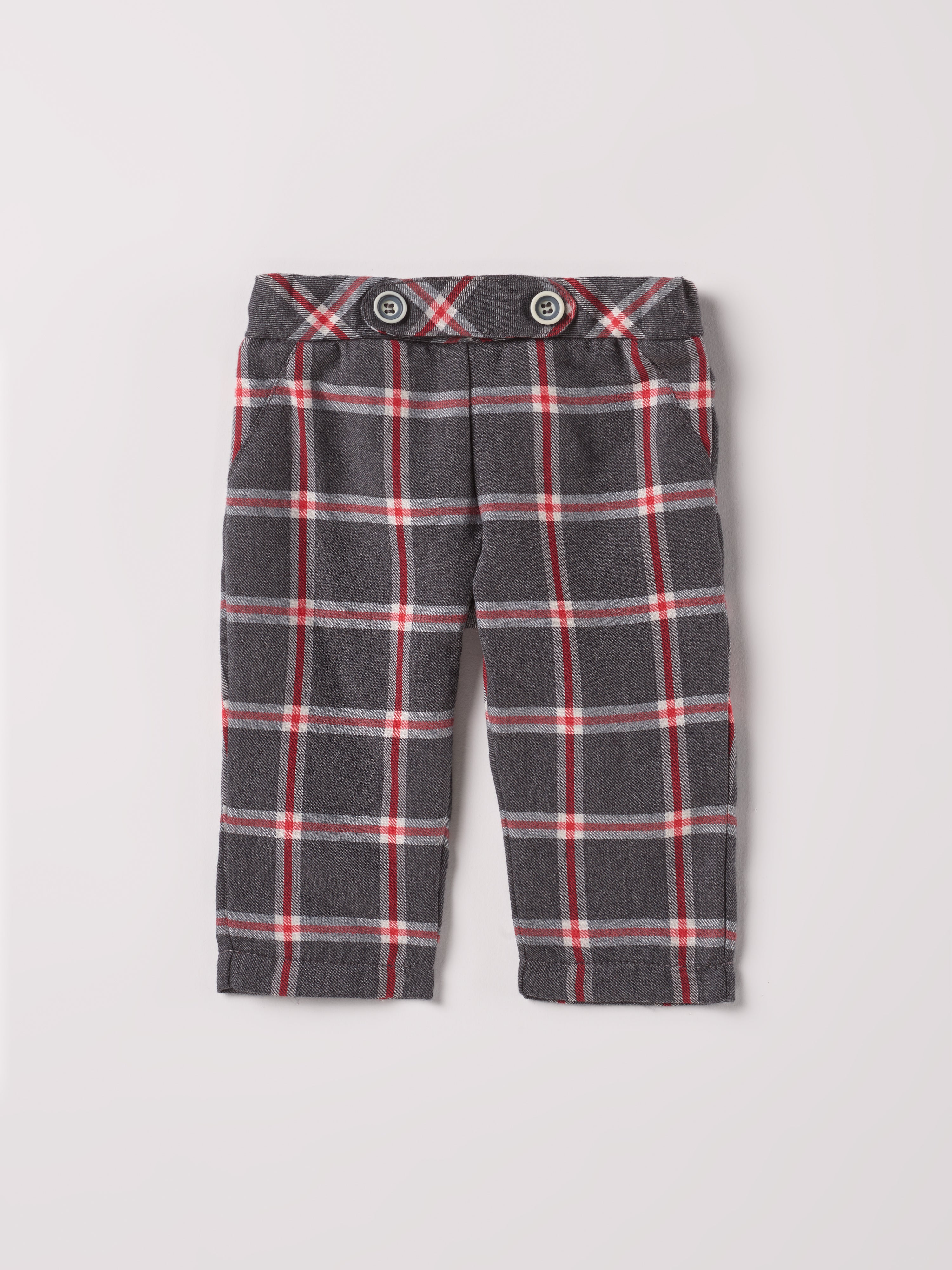 Diese klassische karrierte Hose mit geradem Schnitt, gefertigt aus 100% Baumwolle, ist weich und bietet einen hohen Tragekomfort. Die Breite lässt sich durch den elastischen Bund mit Innenknöpfen anpassen. Die Innenseite aus feinstem Innenflanell ist besonders angenehm an der Haut. Ein AMIO Firenze Must-Have für jede Grundausstattung.
Höchste Qualität, bestes Preis-Leistungs-Verhältnis MADE IN ITALY.