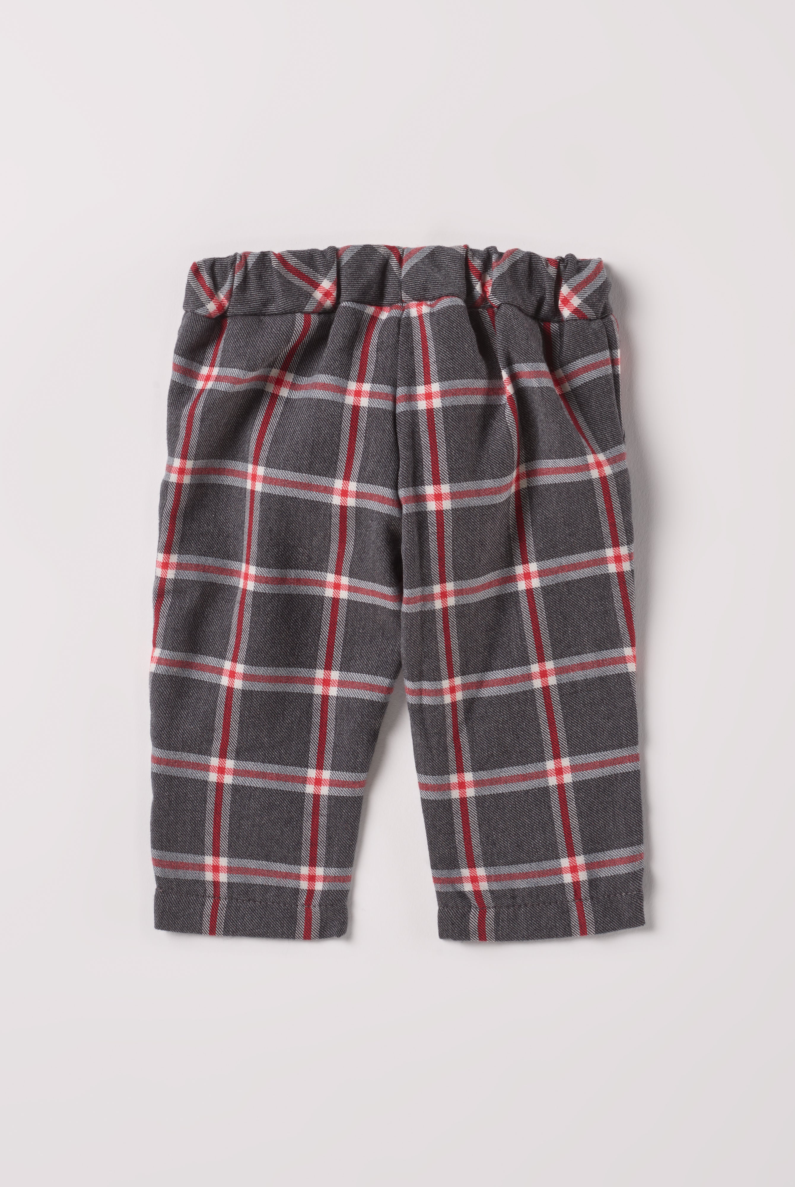 Diese klassische karrierte Hose mit geradem Schnitt, gefertigt aus 100% Baumwolle, ist weich und bietet einen hohen Tragekomfort. Die Breite lässt sich durch den elastischen Bund mit Innenknöpfen anpassen. Die Innenseite aus feinstem Innenflanell ist besonders angenehm an der Haut. Ein AMIO Firenze Must-Have für jede Grundausstattung.
Höchste Qualität, bestes Preis-Leistungs-Verhältnis MADE IN ITALY.