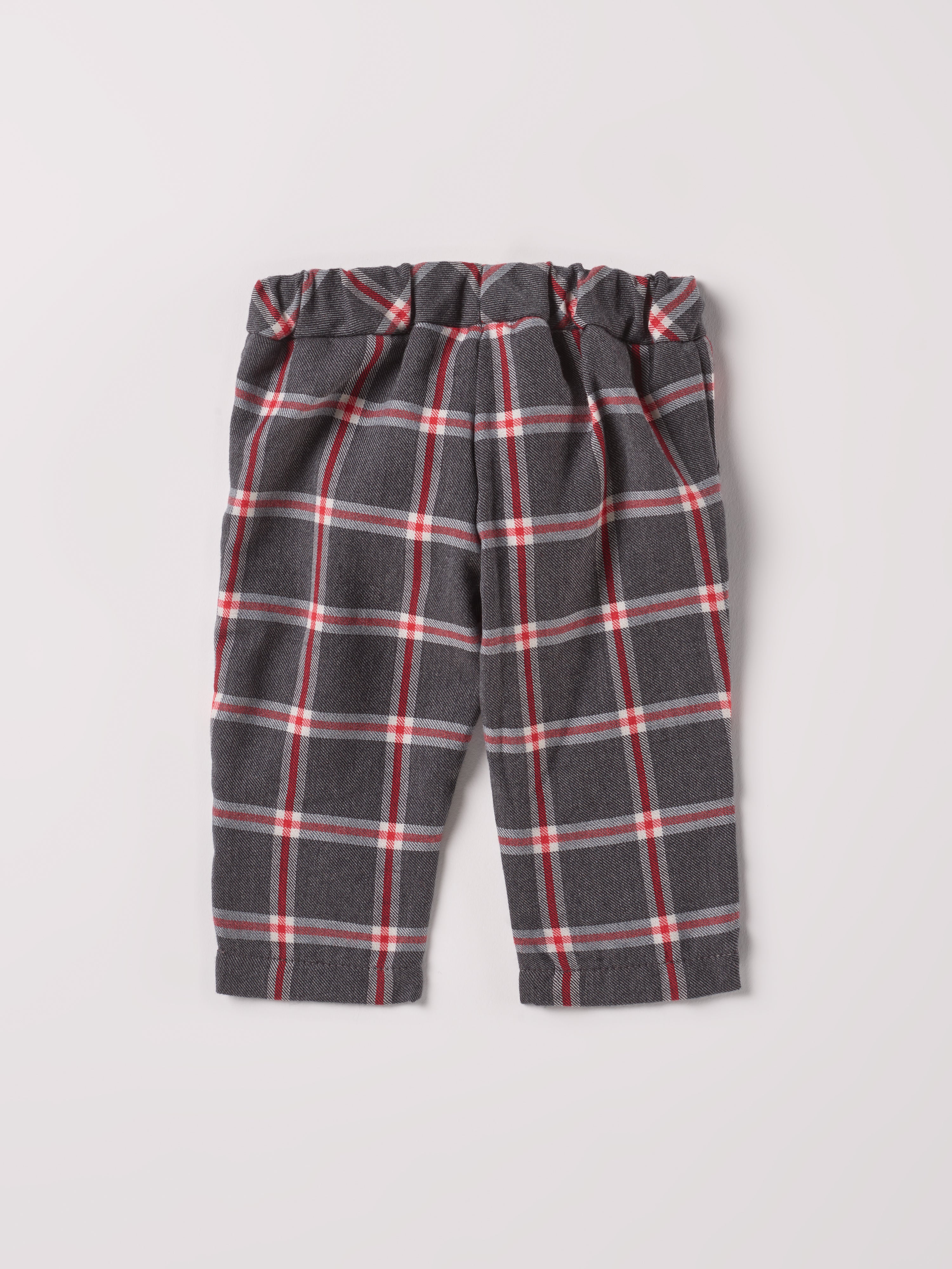 Diese klassische karrierte Hose mit geradem Schnitt, gefertigt aus 100% Baumwolle, ist weich und bietet einen hohen Tragekomfort. Die Breite lässt sich durch den elastischen Bund mit Innenknöpfen anpassen. Die Innenseite aus feinstem Innenflanell ist besonders angenehm an der Haut. Ein AMIO Firenze Must-Have für jede Grundausstattung.
Höchste Qualität, bestes Preis-Leistungs-Verhältnis MADE IN ITALY.