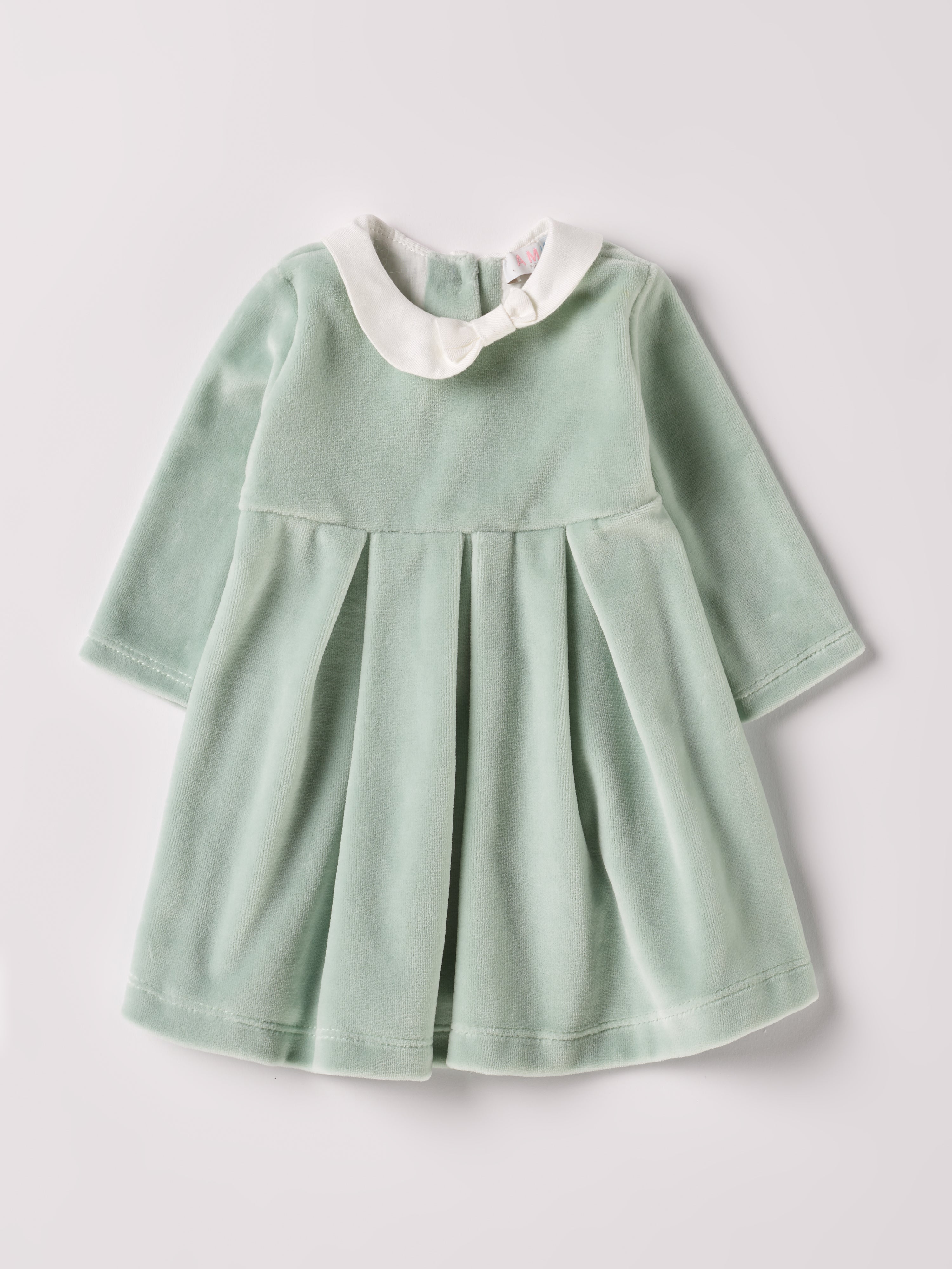 Dieses weiche Samtkleid in edlem Türkisgrün ist ein eleganter Blickfang für festliche Anlässe. Der luxuriöse Samtstoff (Ciniglia) liegt angenehm weich auf der Haut und sorgt für ein geschmeidiges Tragegefühl. Das klassische Design und die echten Perlmuttknöpfe verleihen jedem Auftritt eine stilvolle Note und bringt Glanz in den Alltag oder zu besonderen Anlässen.
Höchste Qualität, bestes Preis-Leistungs-Verhältnis MADE IN ITALY.