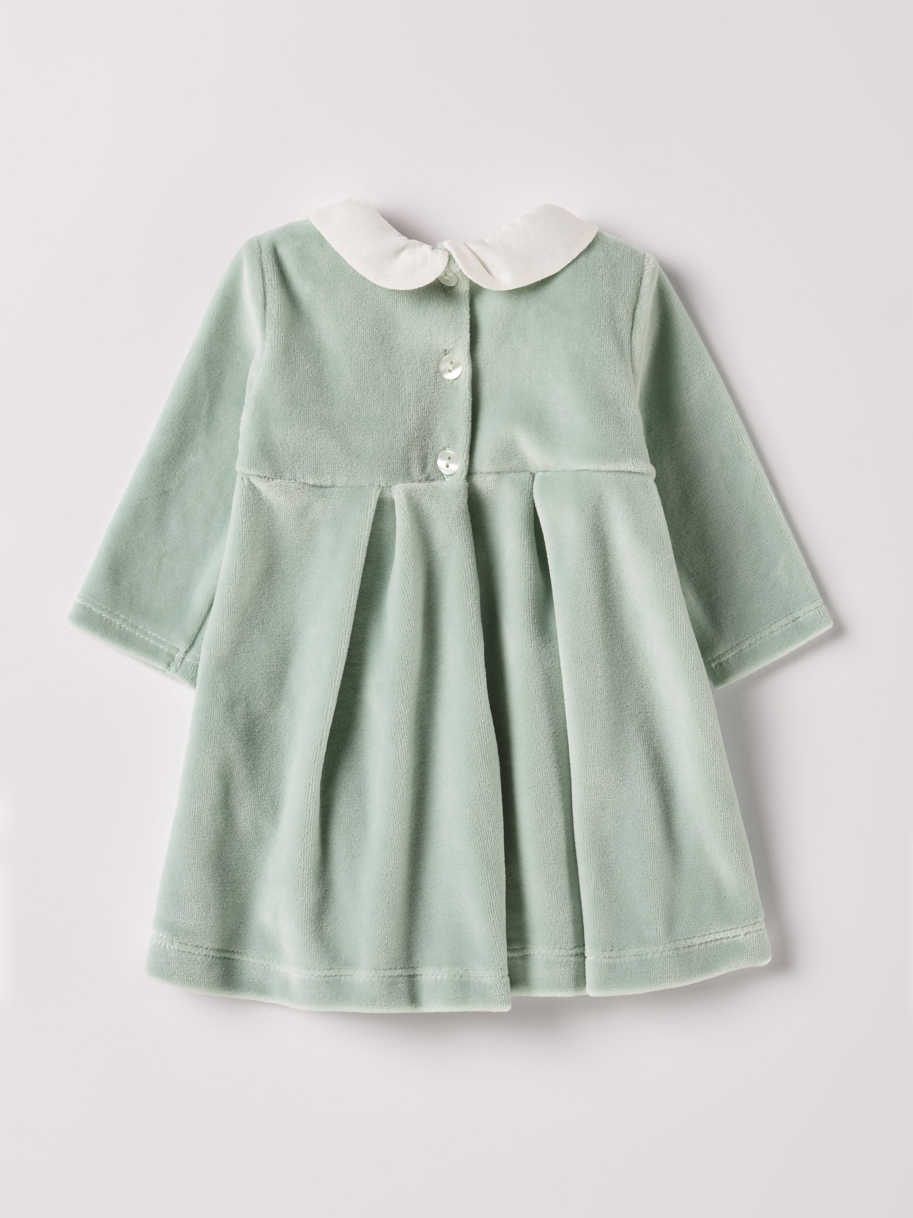 Dieses weiche Samtkleid in edlem Türkisgrün ist ein eleganter Blickfang für festliche Anlässe. Der luxuriöse Samtstoff (Ciniglia) liegt angenehm weich auf der Haut und sorgt für ein geschmeidiges Tragegefühl. Das klassische Design und die echten Perlmuttknöpfe verleihen jedem Auftritt eine stilvolle Note und bringt Glanz in den Alltag oder zu besonderen Anlässen.
Höchste Qualität, bestes Preis-Leistungs-Verhältnis MADE IN ITALY.