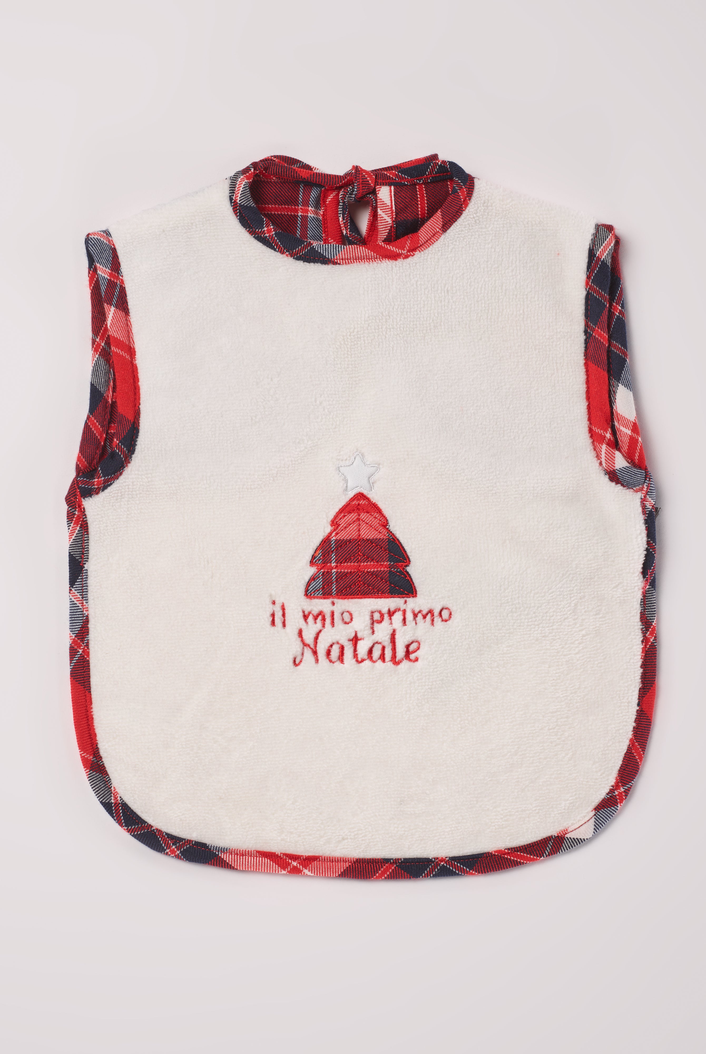 Dieses Baby Lätzchen aus Baumwolle ist der perfekte Begleiter für das erste Weihnachtsfest. Die Größe, Passform und Schulterträger ermöglichen einen rutschfesten Sitz. Das Lätzchen ist mit einem Weihnachtsbaum verziert und mit dem Schriftzug "il mio primo Natale" (Mein erstes Weihnachten) veredelt. Eine ideale Geschenkidee für die Weihnachtszeit!
Höchste Qualität, bestes Preis-Leistungs-Verhältnis MADE IN ITALY.