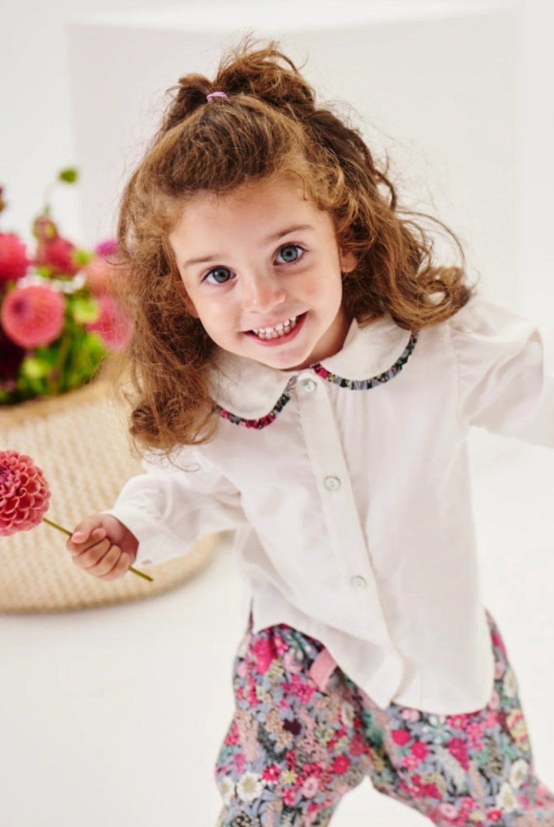 Die cremefarbige Twill-Bluse für Baby Mädchen von AMIO Firenze ist aus weicher Liberty Baumwolle gefertigt und mit einem Peter-Pan-Kragen verziert. Die echten Perlmuttknöpfe verleihen der Bluse eine besonders edle Note. Die floralen Muster des Liberty Stoffes am Kragen haben eine tolle Farbsättigung und machen dieses modische Highlight zu einem echten Blickfang.
Höchste Qualität, bestes Preis-Leistungs-Verhältnis MADE IN ITALY.