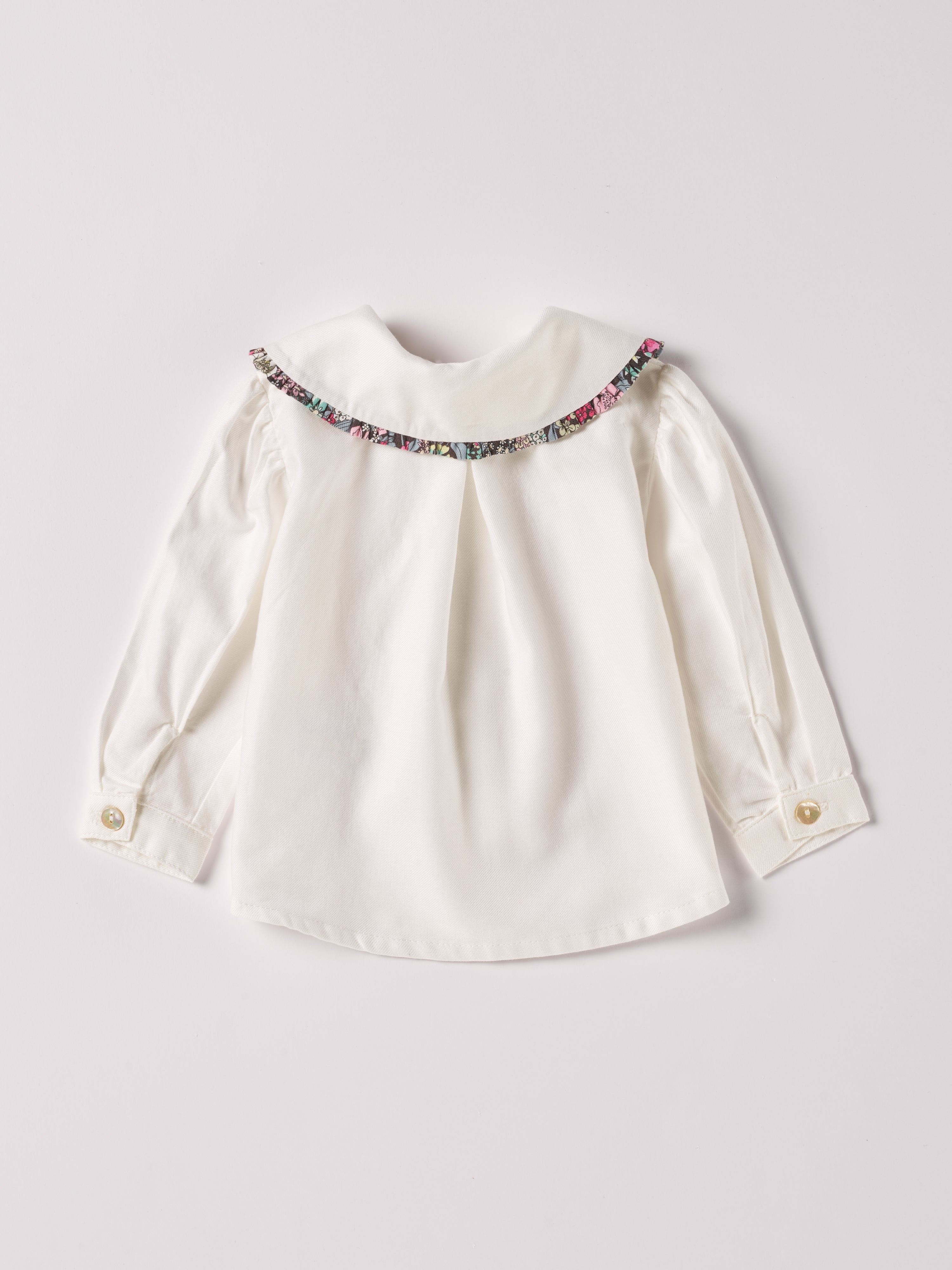 Die cremefarbige Twill-Bluse für Baby Mädchen von AMIO Firenze ist aus weicher Liberty Baumwolle gefertigt und mit einem Peter-Pan-Kragen verziert. Die echten Perlmuttknöpfe verleihen der Bluse eine besonders edle Note. Die floralen Muster des Liberty Stoffes am Kragen haben eine tolle Farbsättigung und machen dieses modische Highlight zu einem echten Blickfang.
Höchste Qualität, bestes Preis-Leistungs-Verhältnis MADE IN ITALY.