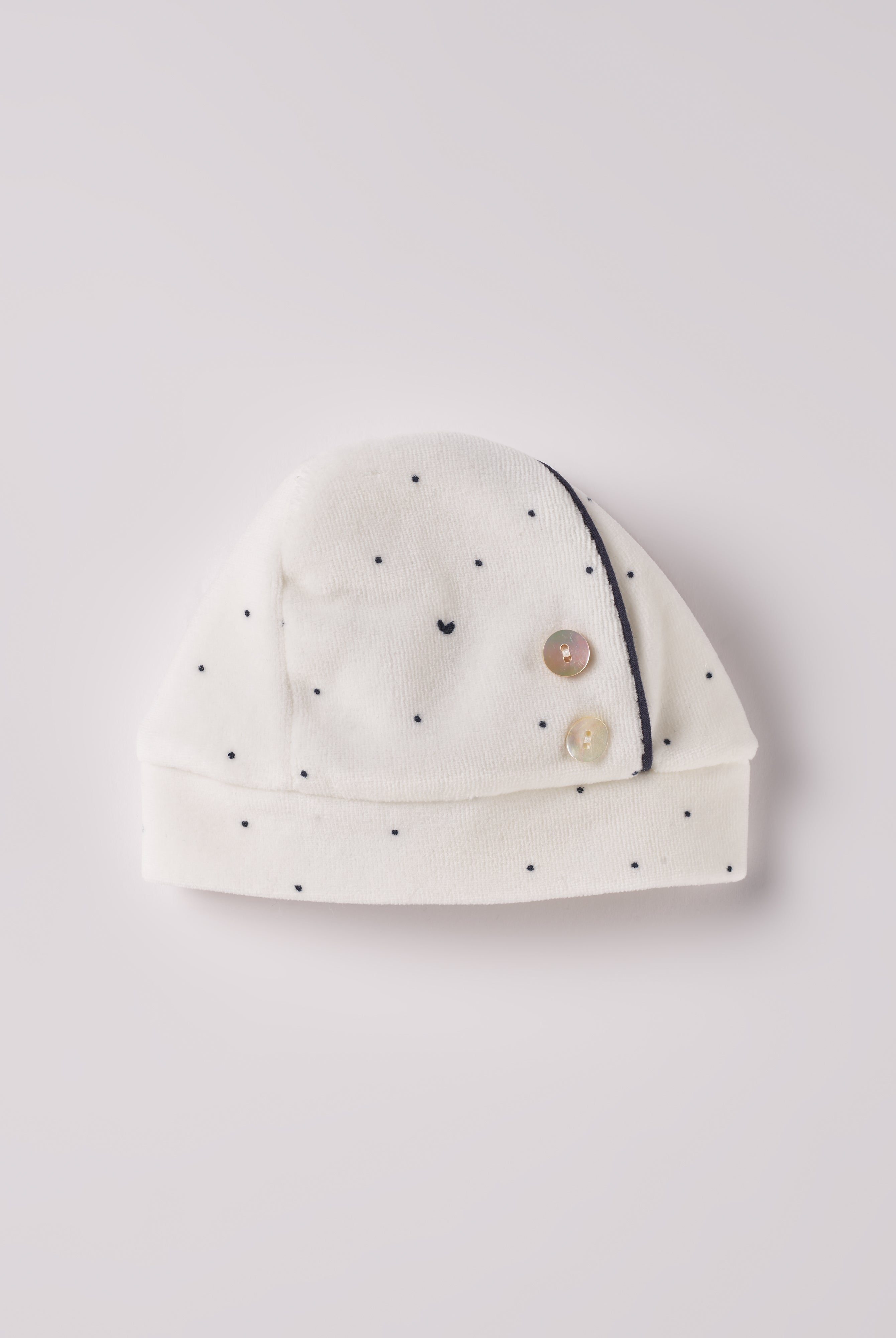 Die weiche und wärmespendende Mütze von AMIO Firenze mit blauen Punkten und Herzchen ist das perfekte Accessoire für die kalte Jahreszeit. Maximaler Tragekomfort, gepaart mit einer herausragenden Passform aus Samt. Die angenähten Knöpfe aus echtem Perlmutt verleihen der Mütze einen besonders edlen Touch.
Höchste Qualität, bestes Preis-Leistungs-Verhältnis MADE IN ITALY.