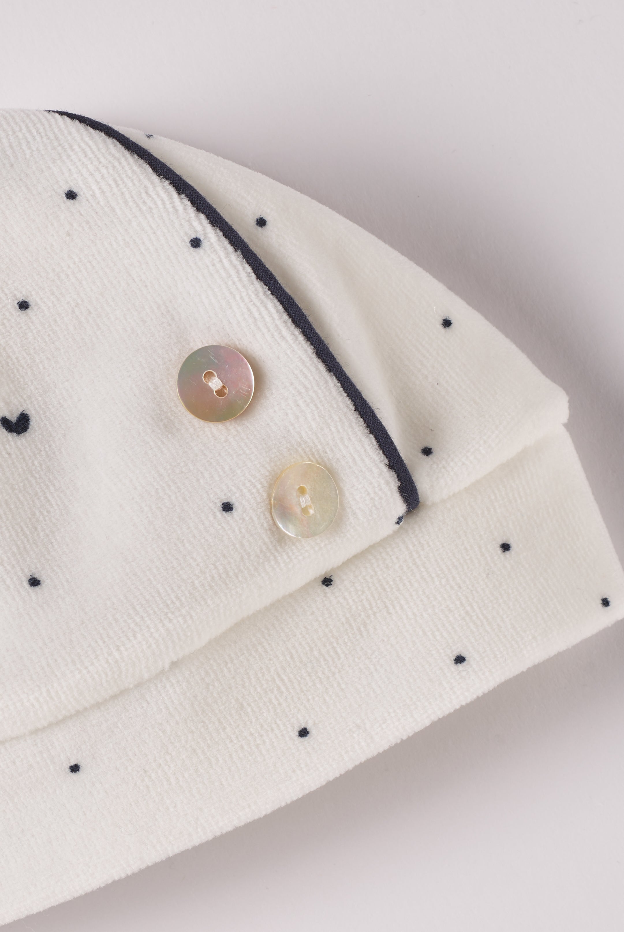 Die weiche und wärmespendende Mütze von AMIO Firenze mit blauen Punkten und Herzchen ist das perfekte Accessoire für die kalte Jahreszeit. Maximaler Tragekomfort, gepaart mit einer herausragenden Passform aus Samt. Die angenähten Knöpfe aus echtem Perlmutt verleihen der Mütze einen besonders edlen Touch.
Höchste Qualität, bestes Preis-Leistungs-Verhältnis MADE IN ITALY.