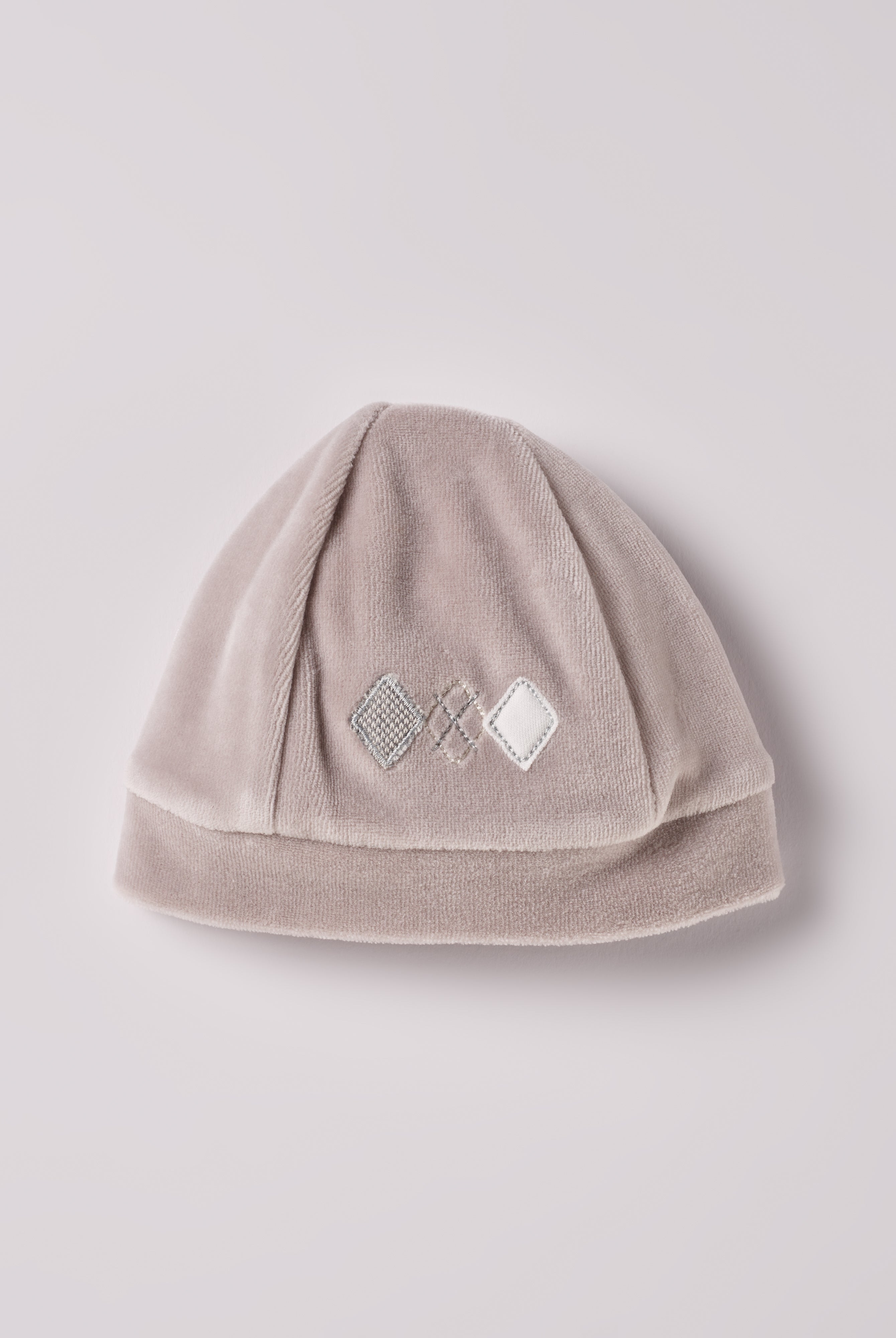 Die weiche und wärmespendende Mütze von AMIO Firenze mit Argyle Applikation ist das perfekte Accessoire für die kalte Jahreszeit. Maximaler Tragekomfort, gepaart mit einer herausragenden Passform aus Samt (Ciniglia). Die angenähten Muster verleihen der Mütze einen besonders edlen Touch.
Höchste Qualität, bestes Preis-Leistungs-Verhältnis MADE IN ITALY.