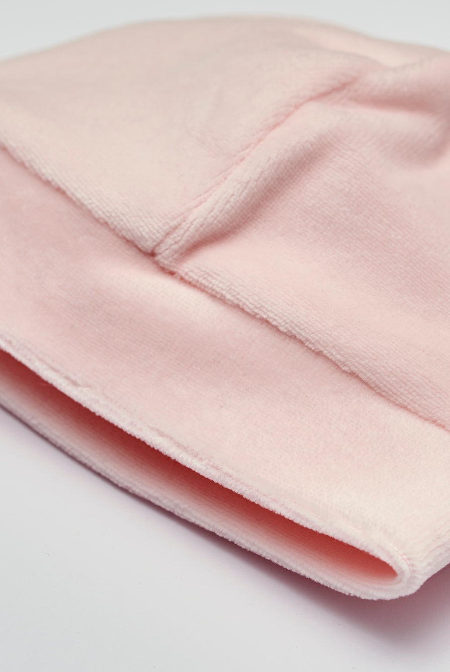 Die weiche und wärmespendende Mütze von AMIO Firenze in rosa ist das perfekte Accessoire für die kalte Jahreszeit. Maximaler Tragekomfort, gepaart mit einer herausragenden Passform aus Samt (Ciniglia).
Höchste Qualität, bestes Preis-Leistungs-Verhältnis MADE IN ITALY.