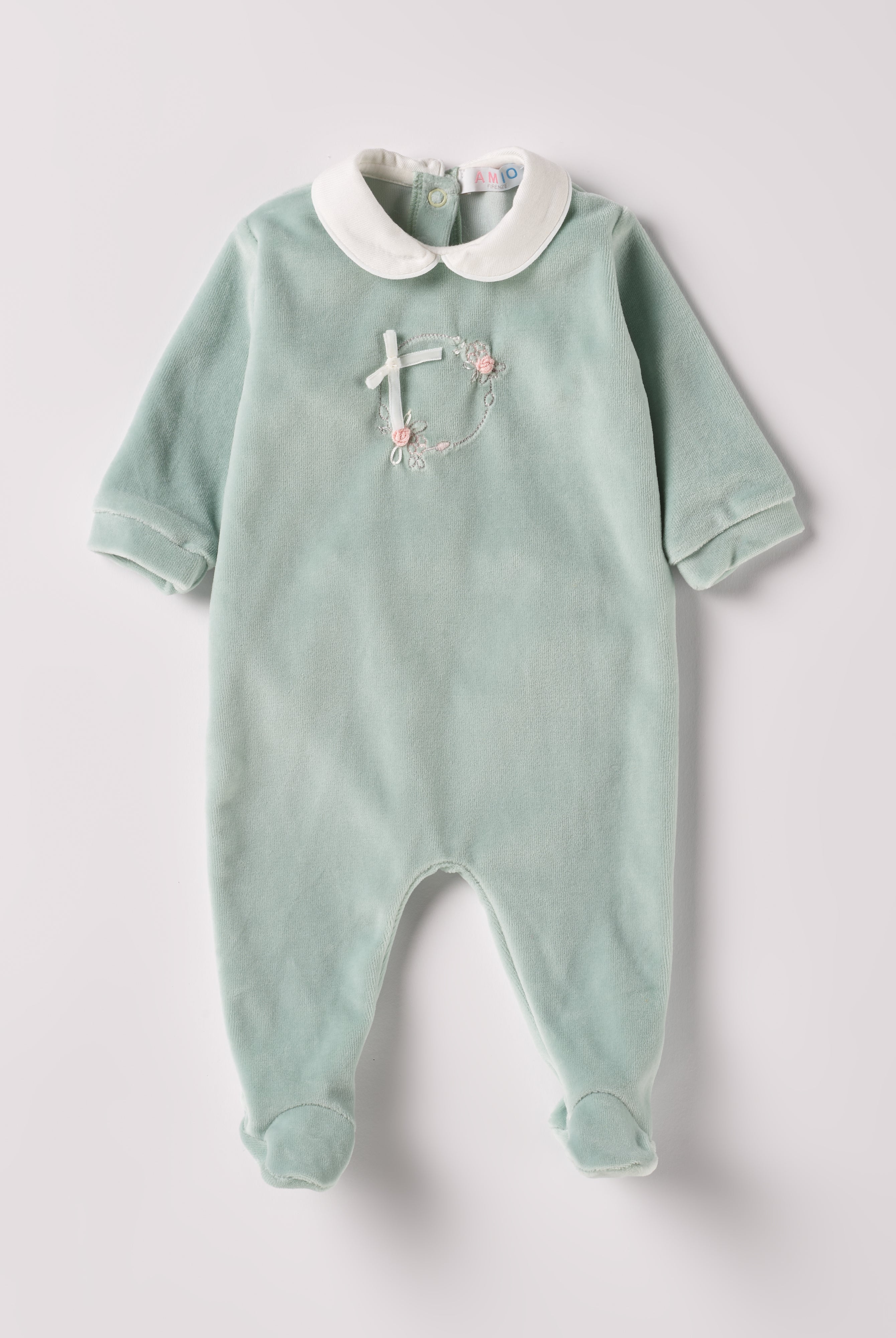 Der weiche und wärmespendende Strampler von AMIO Firenze mit Kragen und Handstickerei ist der perfekte Begleiter für den Alltag in der kalten Jahreszeit. Maximaler Tragekomfort, gepaart mit einer herausragenden Passform aus Samt (Ciniglia). Das Modell hat einen praktischen Schnitt, um etwa die Windel schnell und unkompliziert wechseln zu können. Ein AMIO Firenze Must-Have für jede Grundausstattung.
Höchste Qualität, bestes Preis-Leistungs-Verhältnis MADE IN ITALY.