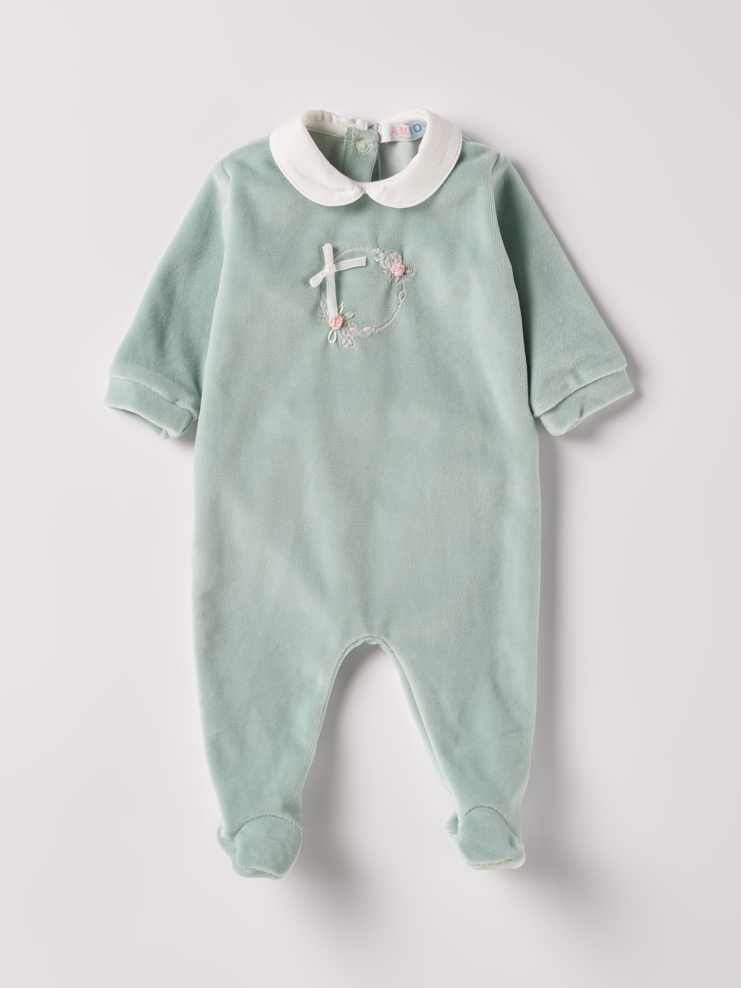 Der weiche und wärmespendende Strampler von AMIO Firenze mit Kragen und Handstickerei ist der perfekte Begleiter für den Alltag in der kalten Jahreszeit. Maximaler Tragekomfort, gepaart mit einer herausragenden Passform aus Samt (Ciniglia). Das Modell hat einen praktischen Schnitt, um etwa die Windel schnell und unkompliziert wechseln zu können. Ein AMIO Firenze Must-Have für jede Grundausstattung.
Höchste Qualität, bestes Preis-Leistungs-Verhältnis MADE IN ITALY.