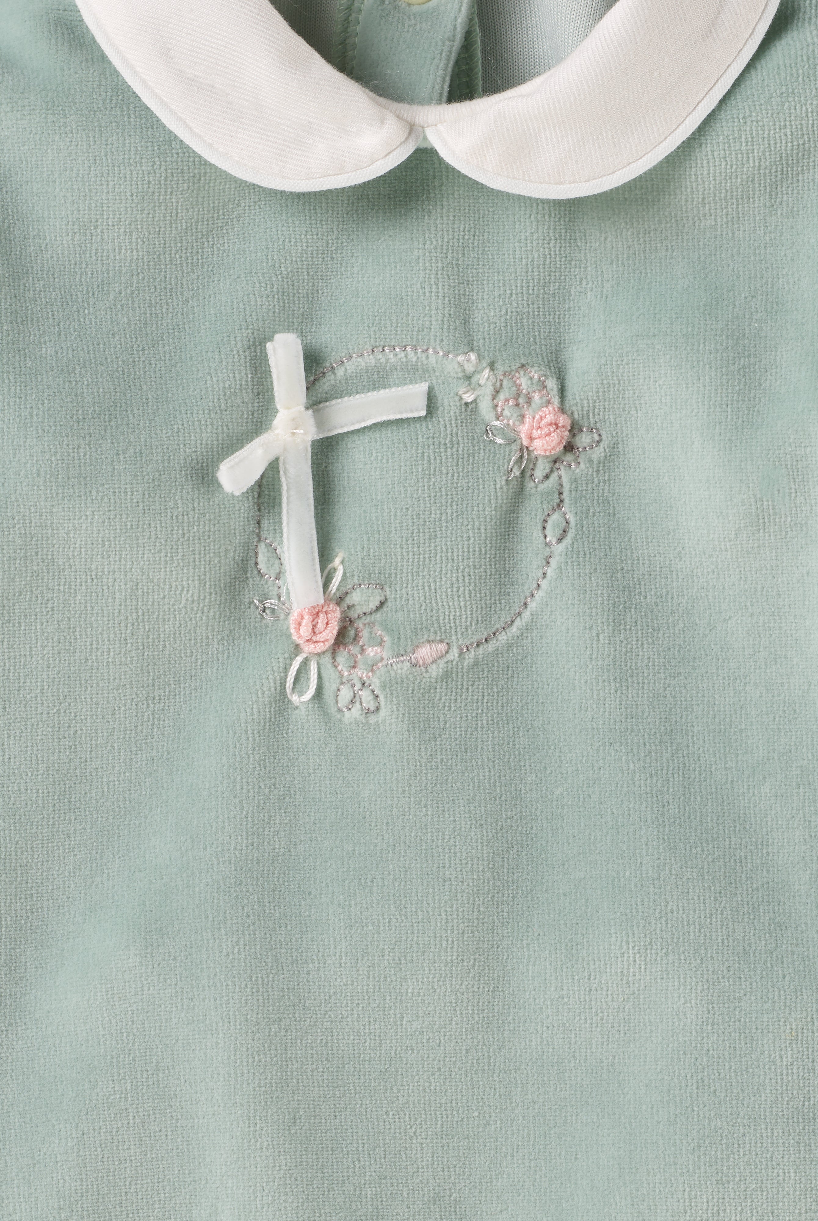 Der weiche und wärmespendende Strampler von AMIO Firenze mit Kragen und Handstickerei ist der perfekte Begleiter für den Alltag in der kalten Jahreszeit. Maximaler Tragekomfort, gepaart mit einer herausragenden Passform aus Samt (Ciniglia). Das Modell hat einen praktischen Schnitt, um etwa die Windel schnell und unkompliziert wechseln zu können. Ein AMIO Firenze Must-Have für jede Grundausstattung.
Höchste Qualität, bestes Preis-Leistungs-Verhältnis MADE IN ITALY.