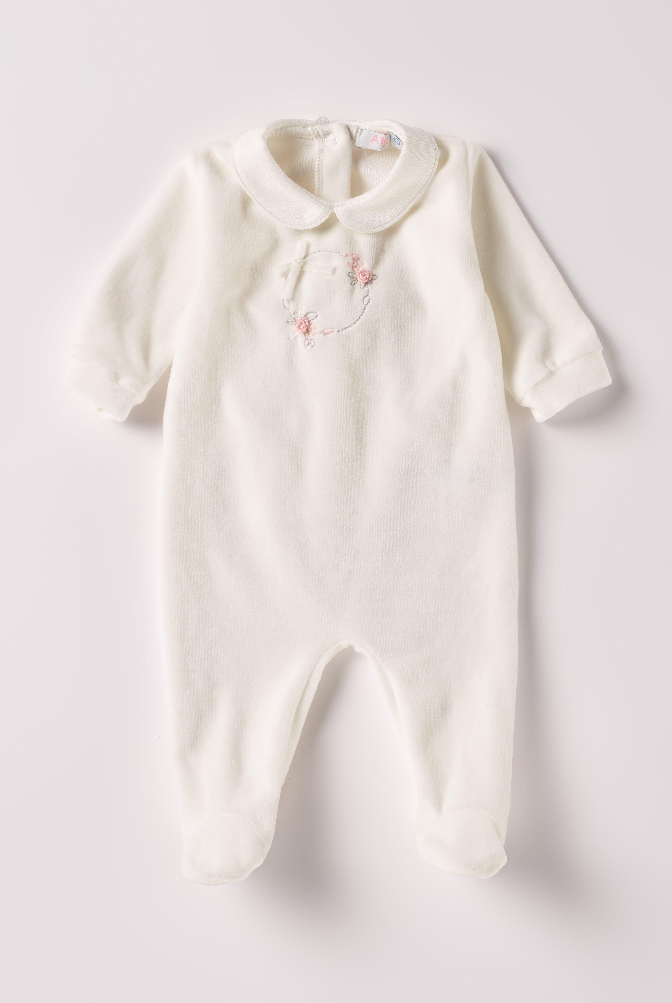 Der weiche und wärmespendende Strampler von AMIO Firenze mit Kragen und Handstickerei ist der perfekte Begleiter für den Alltag in der kalten Jahreszeit. Maximaler Tragekomfort, gepaart mit einer herausragenden Passform aus Samt (Ciniglia). Das Modell hat einen praktischen Schnitt, um etwa die Windel schnell und unkompliziert wechseln zu können. Ein AMIO Firenze Must-Have für jede Grundausstattung.
Höchste Qualität, bestes Preis-Leistungs-Verhältnis MADE IN ITALY.