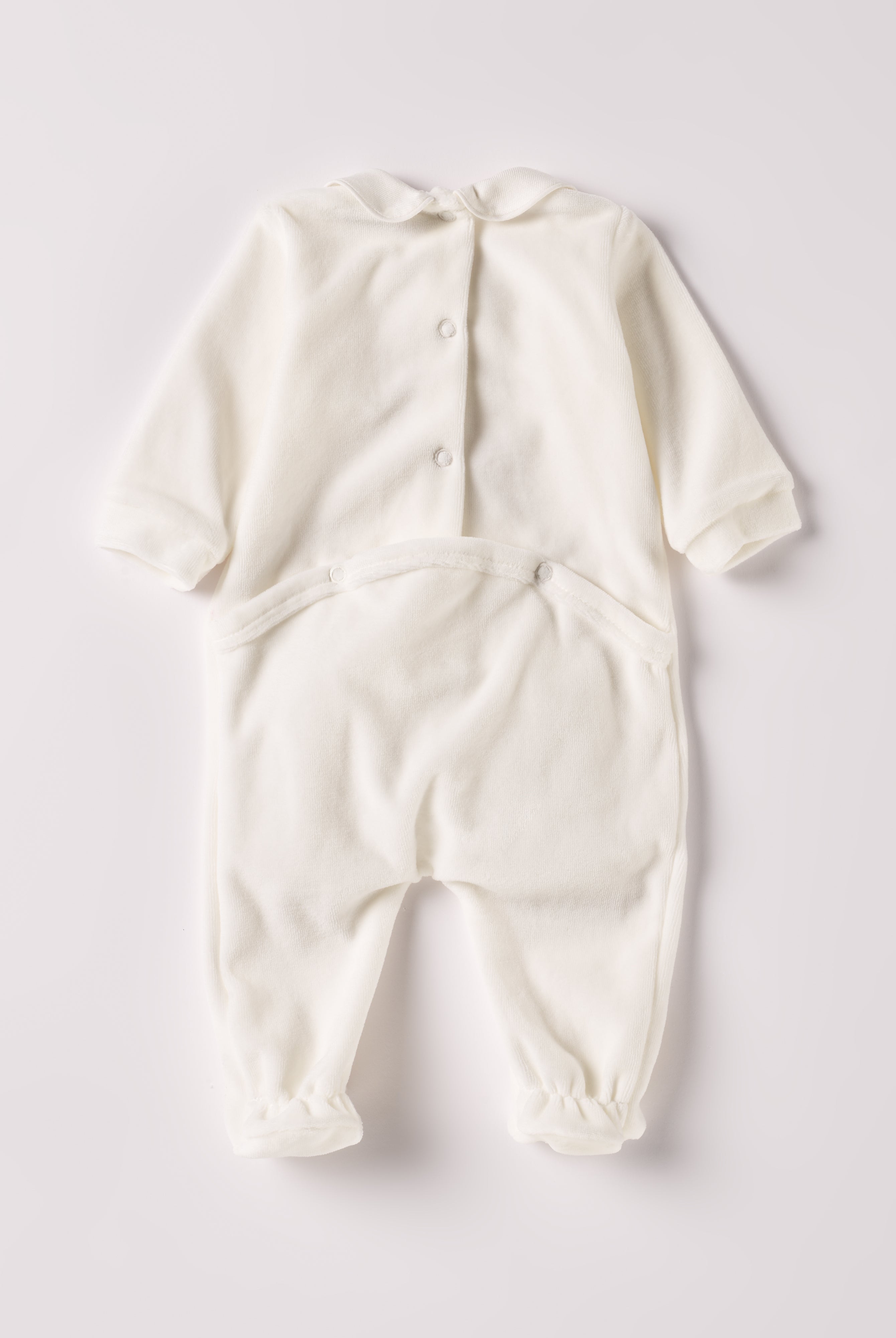 Der weiche und wärmespendende Strampler von AMIO Firenze mit Kragen und Handstickerei ist der perfekte Begleiter für den Alltag in der kalten Jahreszeit. Maximaler Tragekomfort, gepaart mit einer herausragenden Passform aus Samt (Ciniglia). Das Modell hat einen praktischen Schnitt, um etwa die Windel schnell und unkompliziert wechseln zu können. Ein AMIO Firenze Must-Have für jede Grundausstattung.
Höchste Qualität, bestes Preis-Leistungs-Verhältnis MADE IN ITALY.