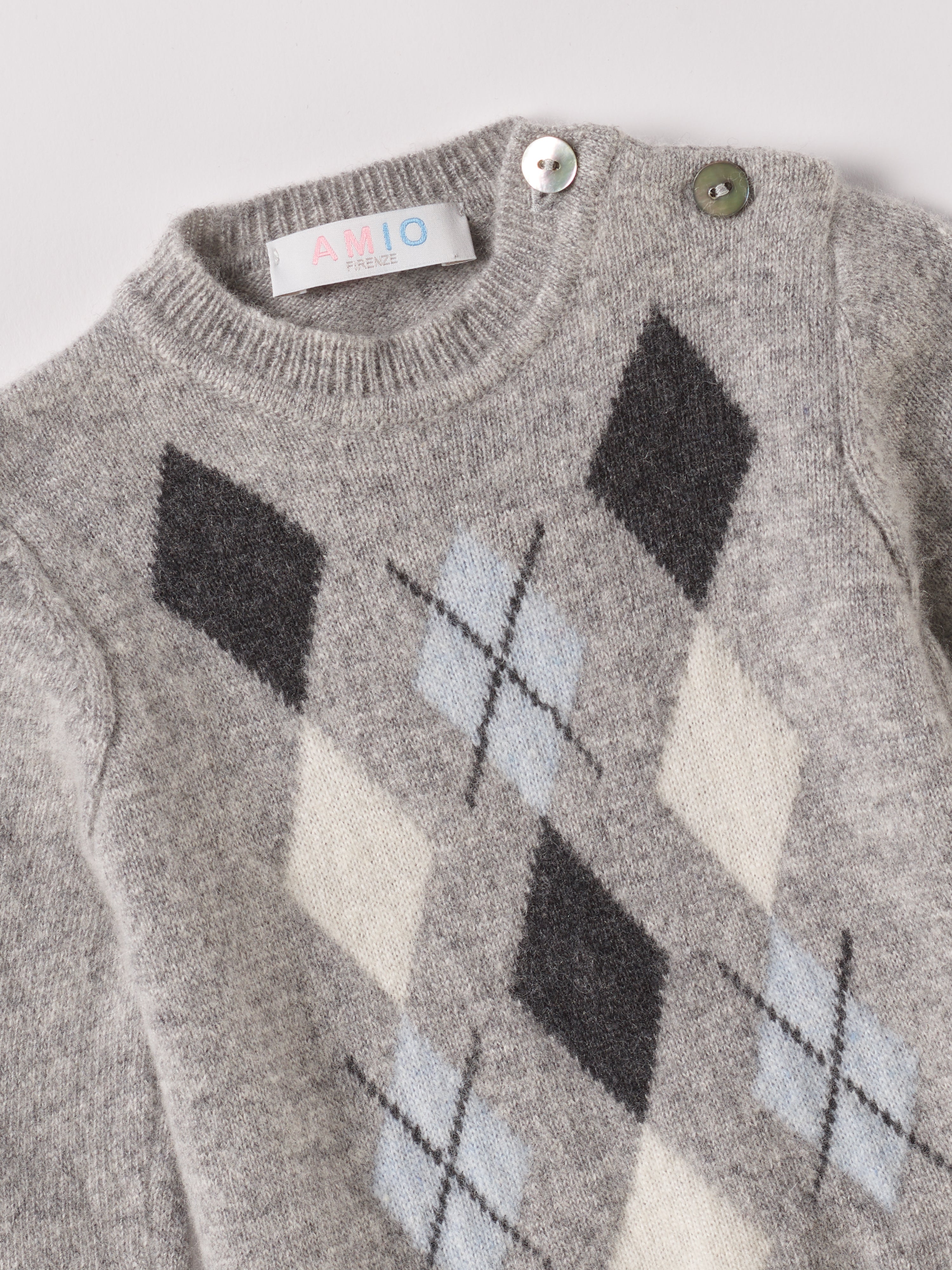 Der weiche und wärmespendende Strickpullover von AMIO Firenze ist der perfekte Begleiter für die kalte Jahreszeit. Vielseitig kombinierbar und aufgrund der Materialzusammensetzung strapazierfähig für den Alltag. Maximaler Tragekomfort, gepaart mit einer herausragenden Passform. Das Argyle-Muster ist ein modischer Klassiker und gehört zur Grundausstattung. Die echten Perlmuttknöpfe verleihen dem Pullover einen besonders luxuriösen Touch.
Höchste Qualität, bestes Preis-Leistungs-Verhältnis MADE IN ITALY.