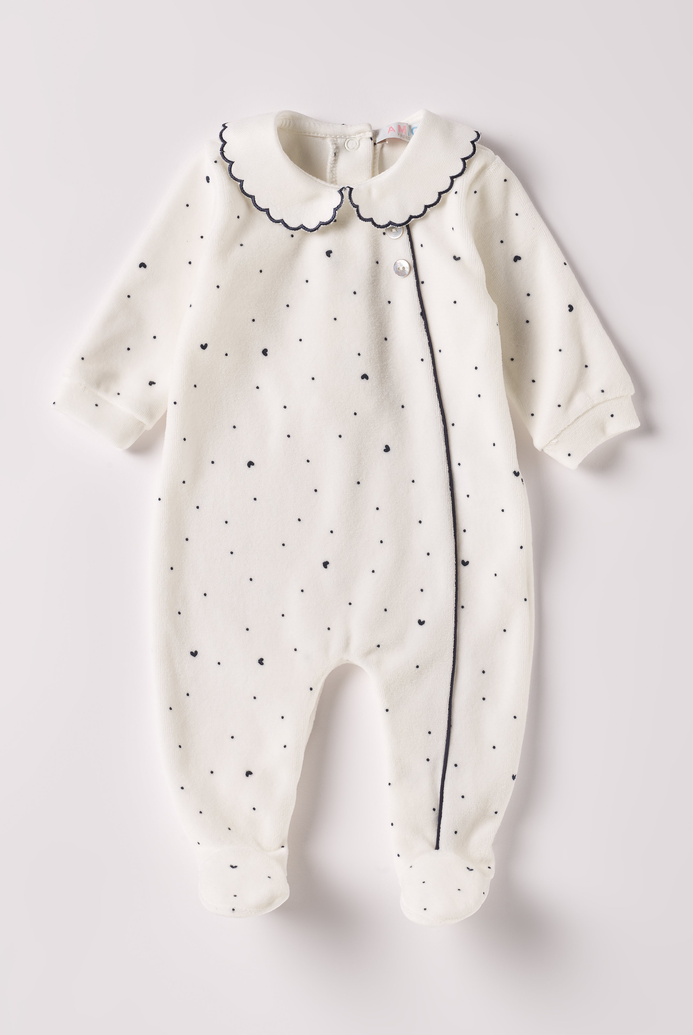Der weiche und wärmespendende Strampler von AMIO Firenze mit besticktem Kragen und eingewebten Herzen ist der perfekte Begleiter für den Alltag in der kalten Jahreszeit. Die echten Perlmuttknöpfe auf der Vorderseite veredeln den Look. Maximaler Tragekomfort, gepaart mit einer herausragenden Passform aus Samt (Ciniglia). Das Modell hat einen praktischen Schnitt, um etwa die Windel schnell und unkompliziert wechseln zu können. Ein AMIO Firenze Must-Have für jede Grundausstattung.