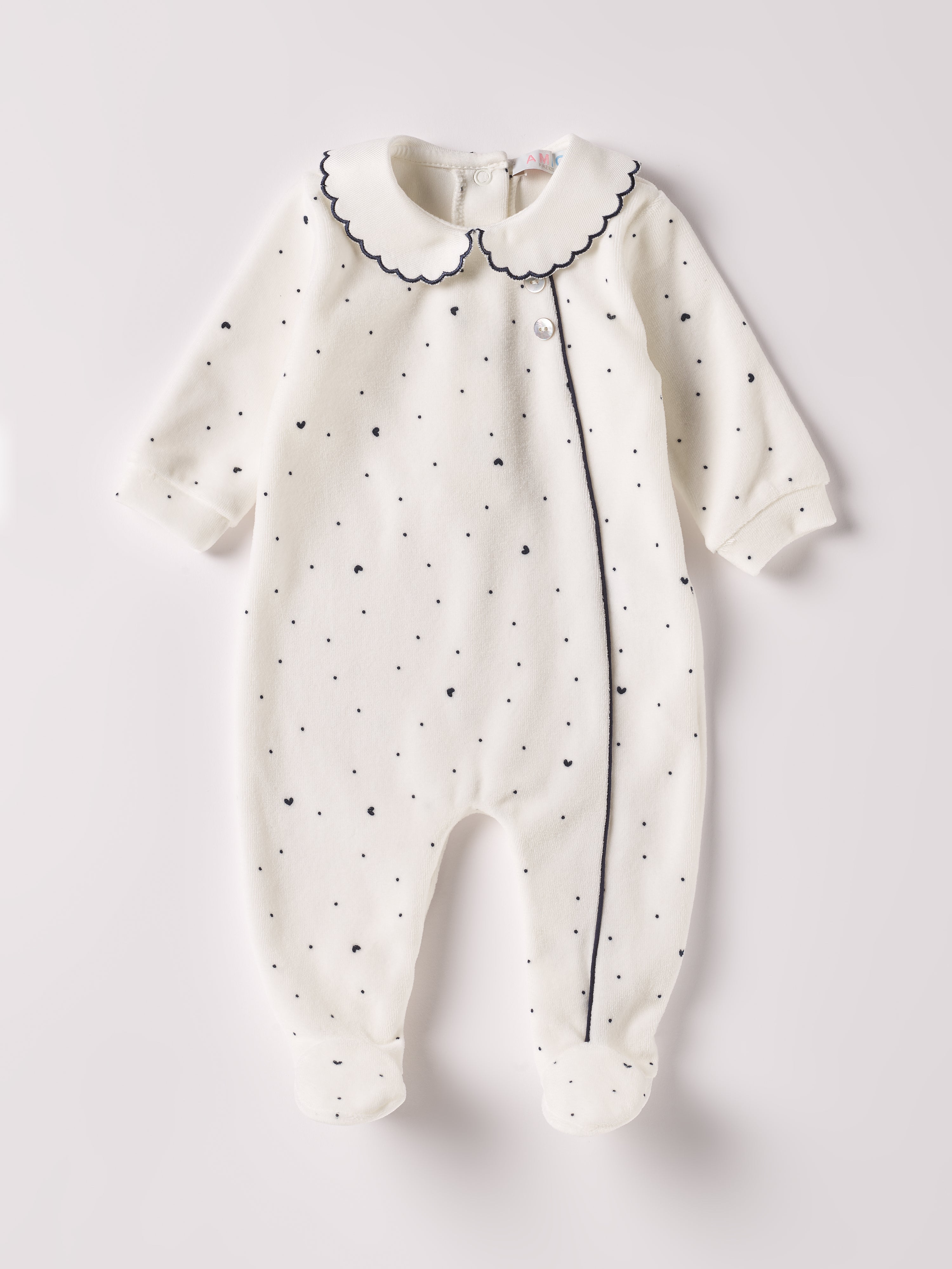 Der weiche und wärmespendende Strampler von AMIO Firenze mit besticktem Kragen und eingewebten Herzen ist der perfekte Begleiter für den Alltag in der kalten Jahreszeit. Die echten Perlmuttknöpfe auf der Vorderseite veredeln den Look. Maximaler Tragekomfort, gepaart mit einer herausragenden Passform aus Samt (Ciniglia). Das Modell hat einen praktischen Schnitt, um etwa die Windel schnell und unkompliziert wechseln zu können. Ein AMIO Firenze Must-Have für jede Grundausstattung.